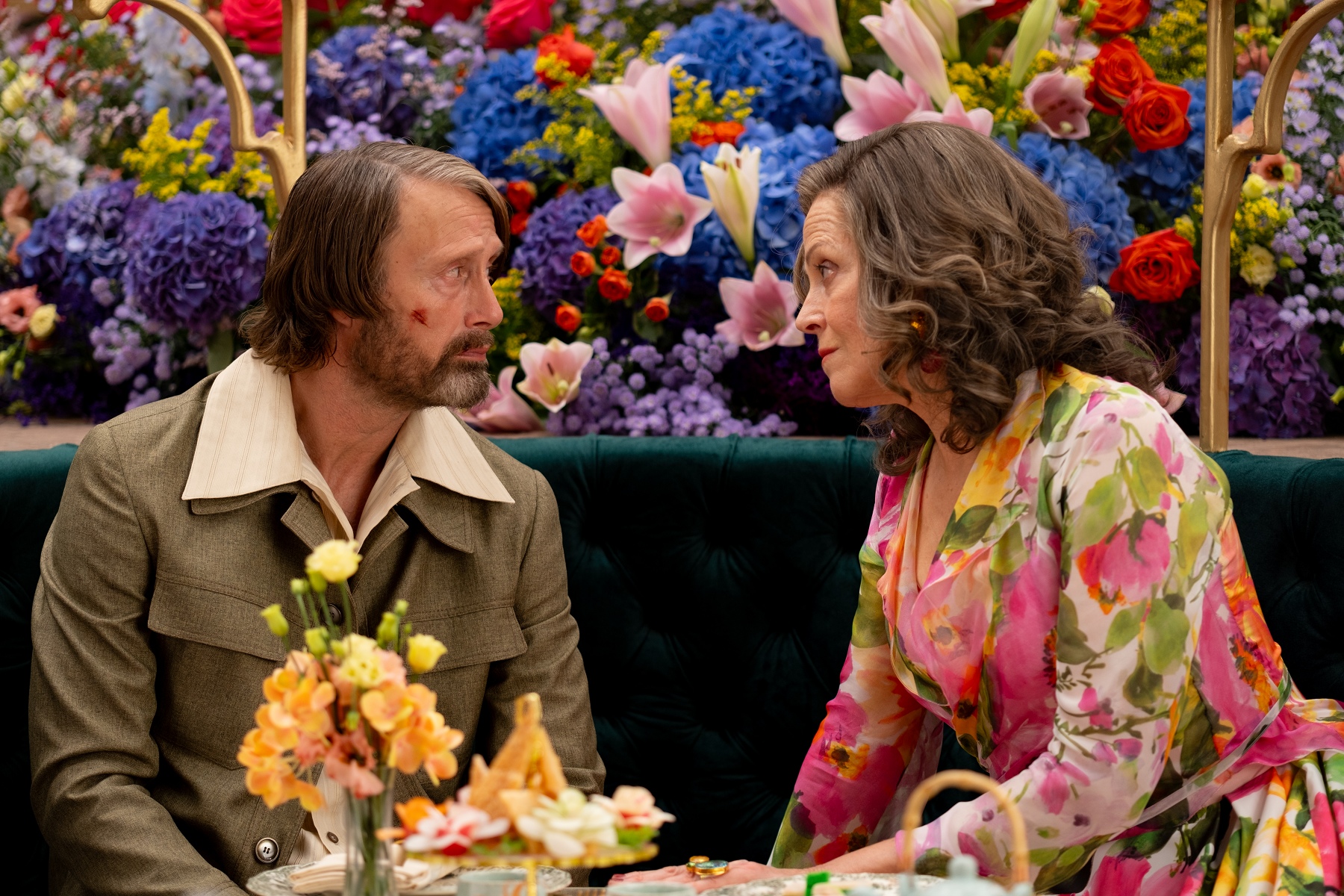 雪歌妮薇佛(右)在《邦尼殺死他》與邁茲米克森(左)有大量對手戲。(采昌國際多媒體提 供)