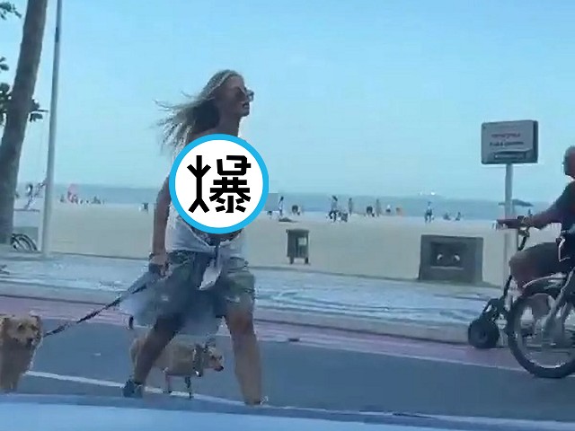 胸前「露巨彈」帶給世界和平？這國行不通，女模上空被捕恐判1年徒刑。（翻自《每日星報》）