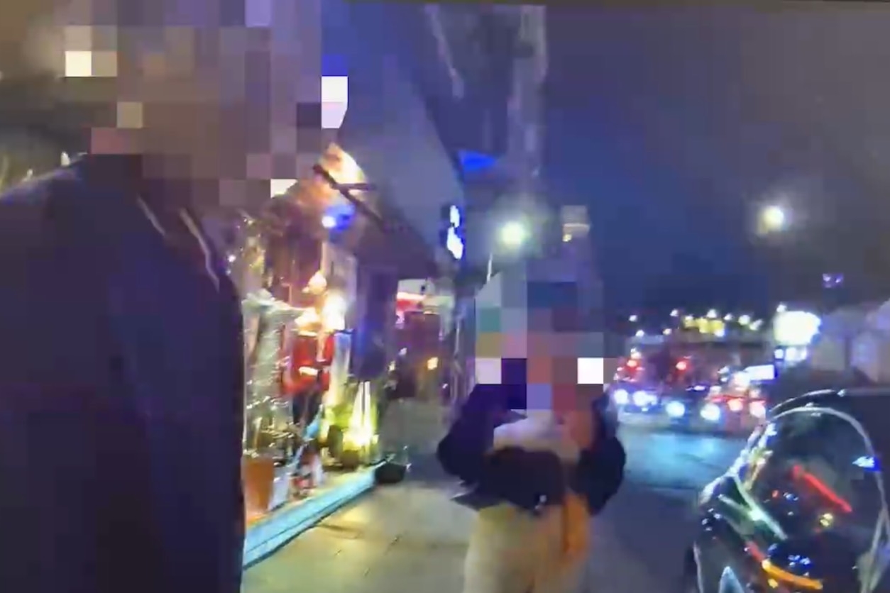 陳男不滿後方女駕駛插隊搶先停入停車格，提議猜拳遭拒，雙方街頭爆氣口角。（翻攝畫面）