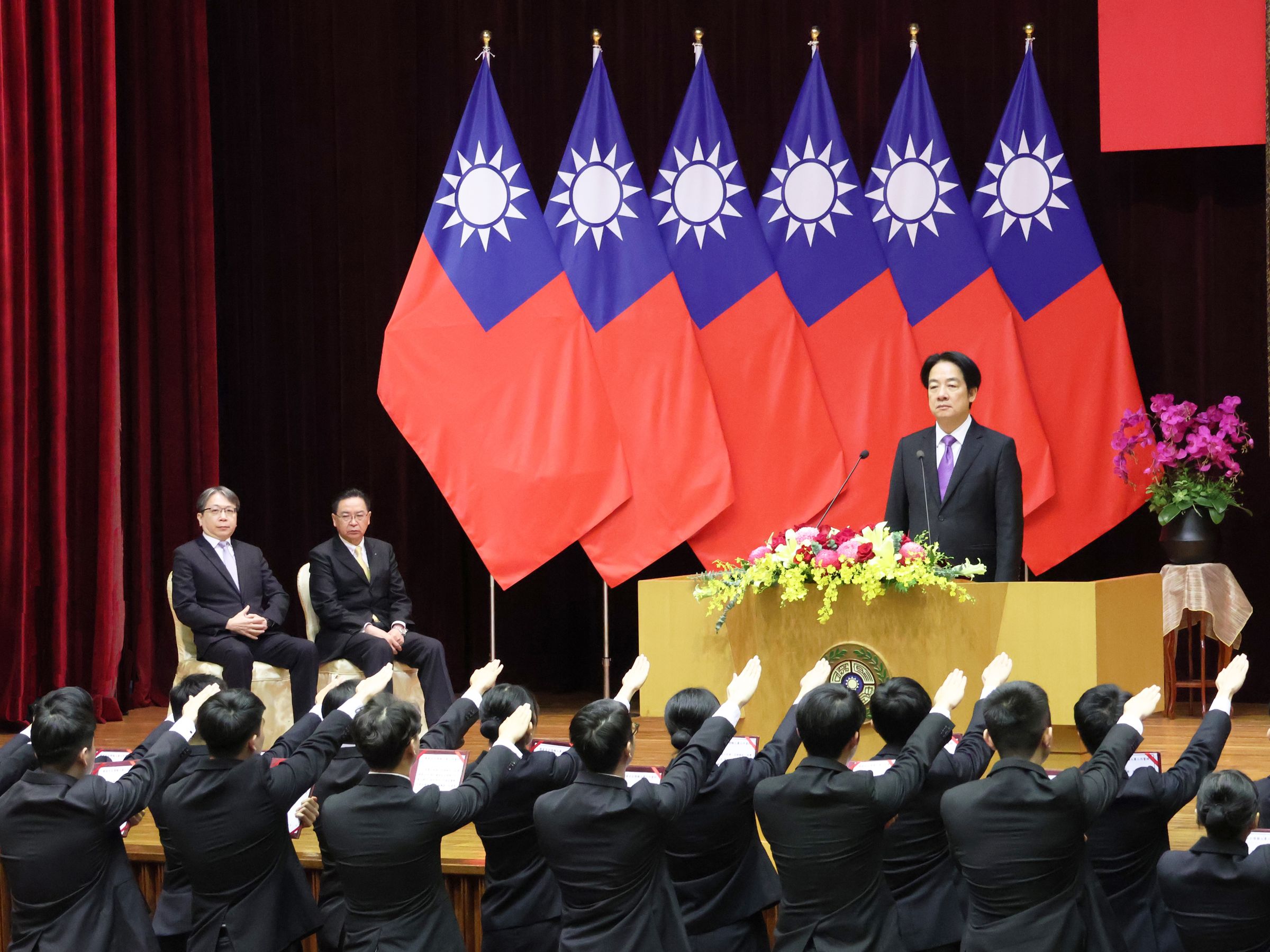 賴清德監誓國家安全情報幹部訓練班第25期結訓學員完成宣誓。（國安局提供）