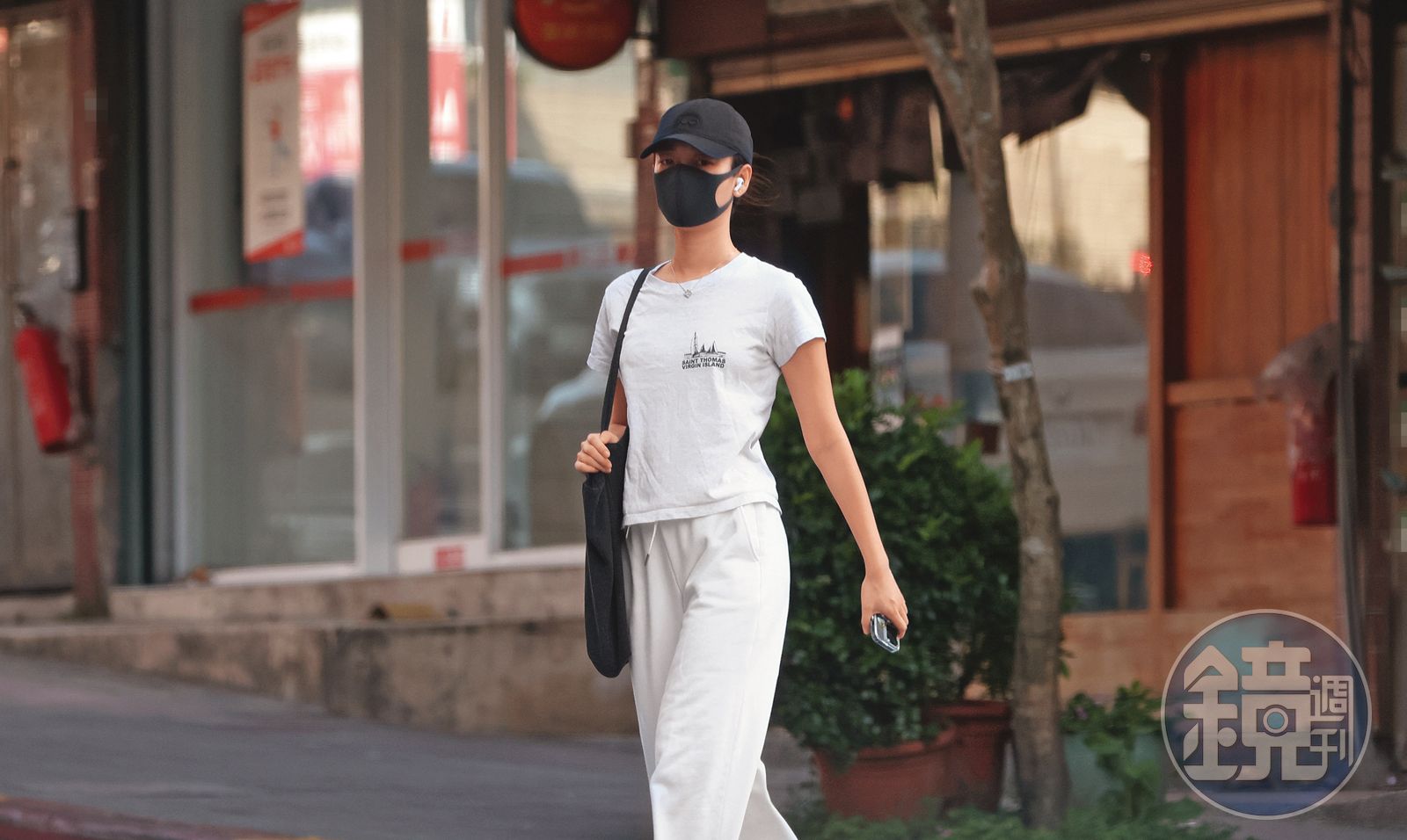 15：39 吳卓源把自己臉蓋得緊緊，且出現在住處附近時顯得小心翼翼