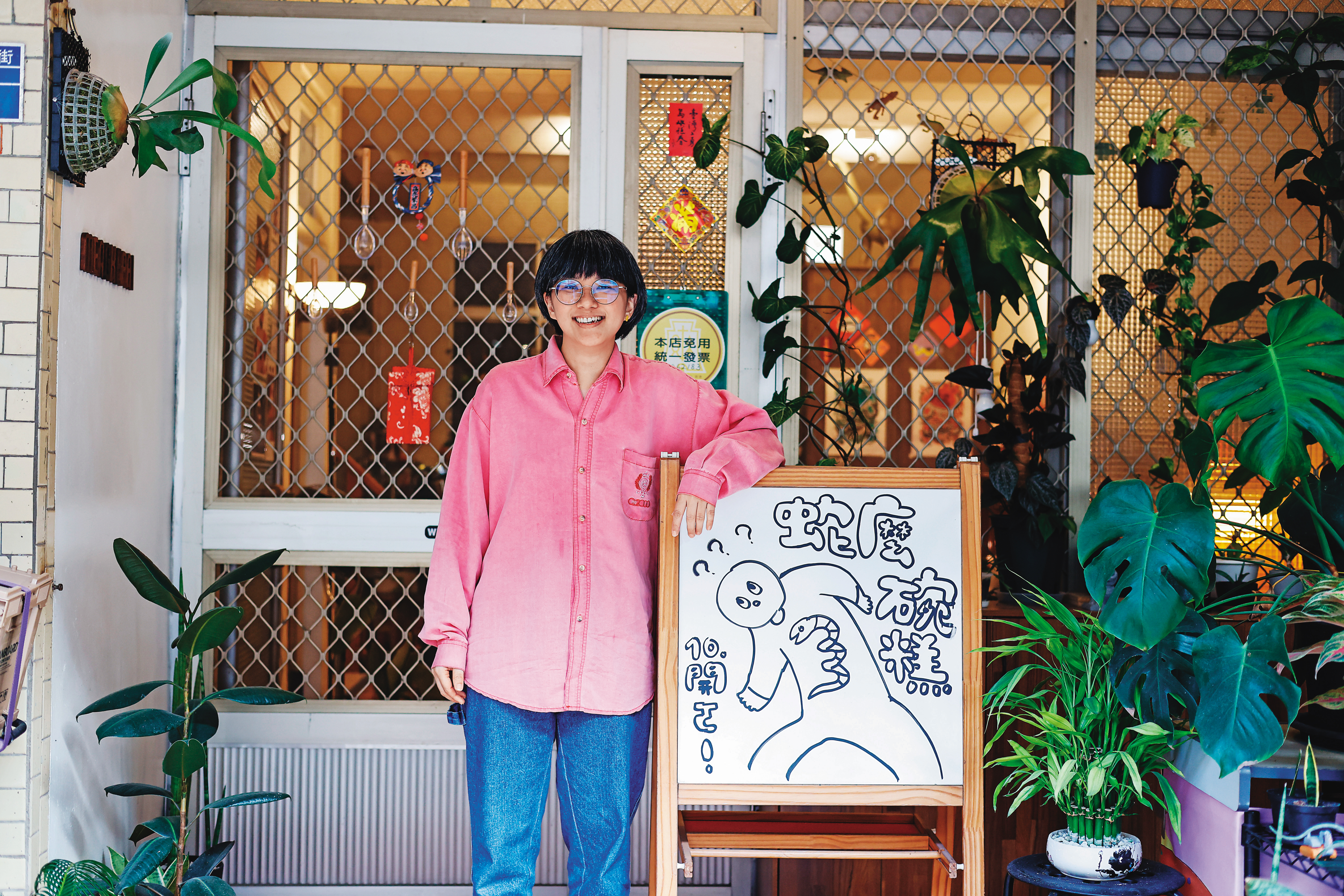 謝孟儒支持全台大罷免，歡迎想參與罷免的人來她店裡拿連署書。