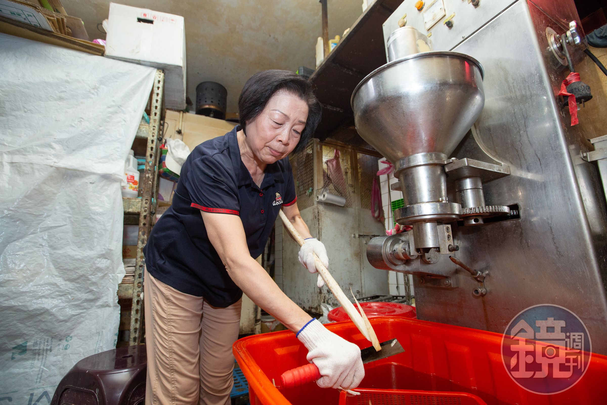鄭曾豔鳳研發炸牛蒡，相當受客人喜愛，以前還曾因賣量太大，削牛蒡削到睡著。