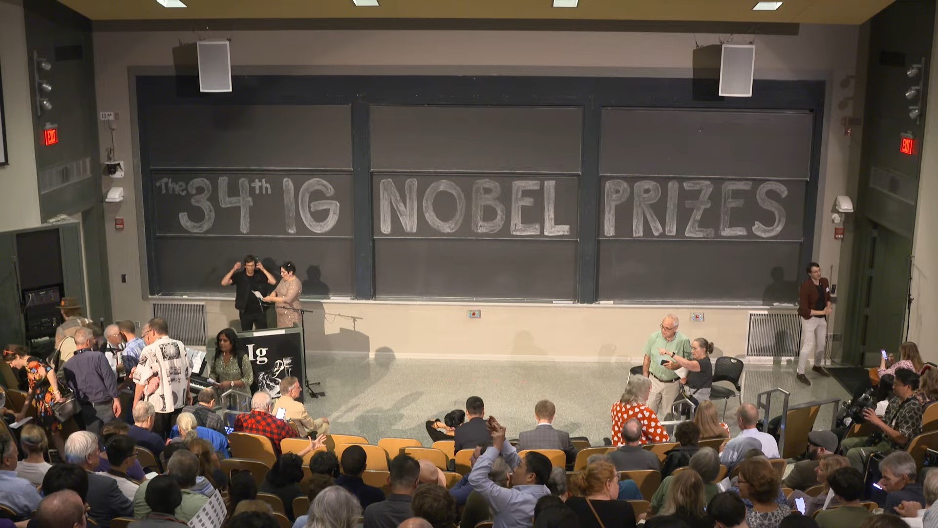 今年的搞笑諾貝爾獎頒獎典禮上，哺乳動物肛門會呼吸、鴿子導彈等幽默而發人深省的研究榮獲獎項。（翻攝YouTube@Improbable Research）