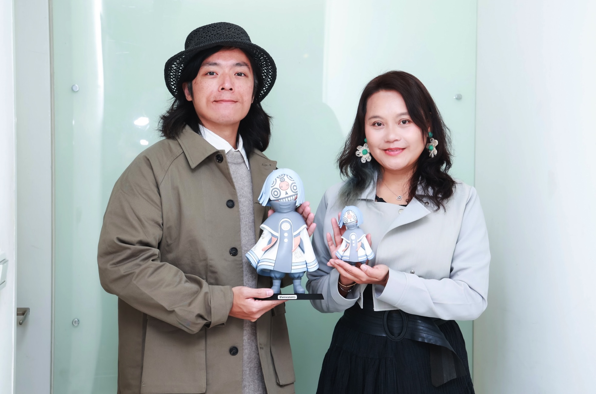 監製楊寶文(右)與導演吳啓忠(左)投入7年完成動畫《世外》。(甲上娛樂提供)