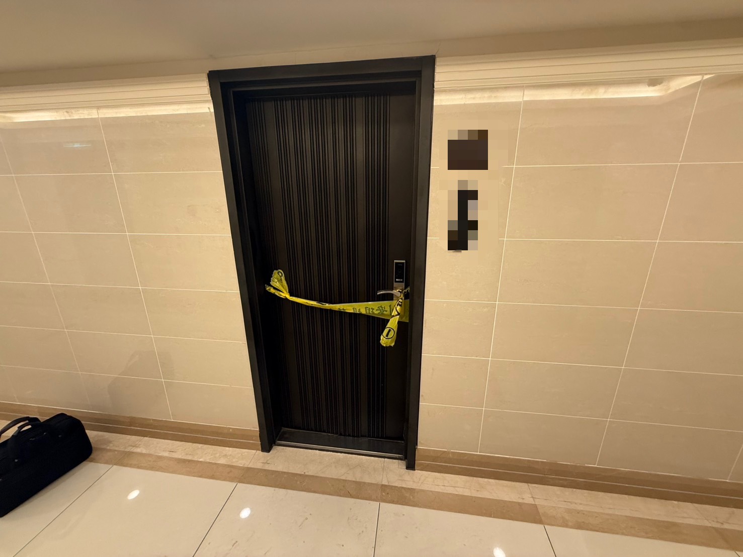 男子與姊妹爭吵憤拿主廚刀攻擊，姊姊送醫仍宣告不治。圖為警方封鎖現場。（翻攝畫面）