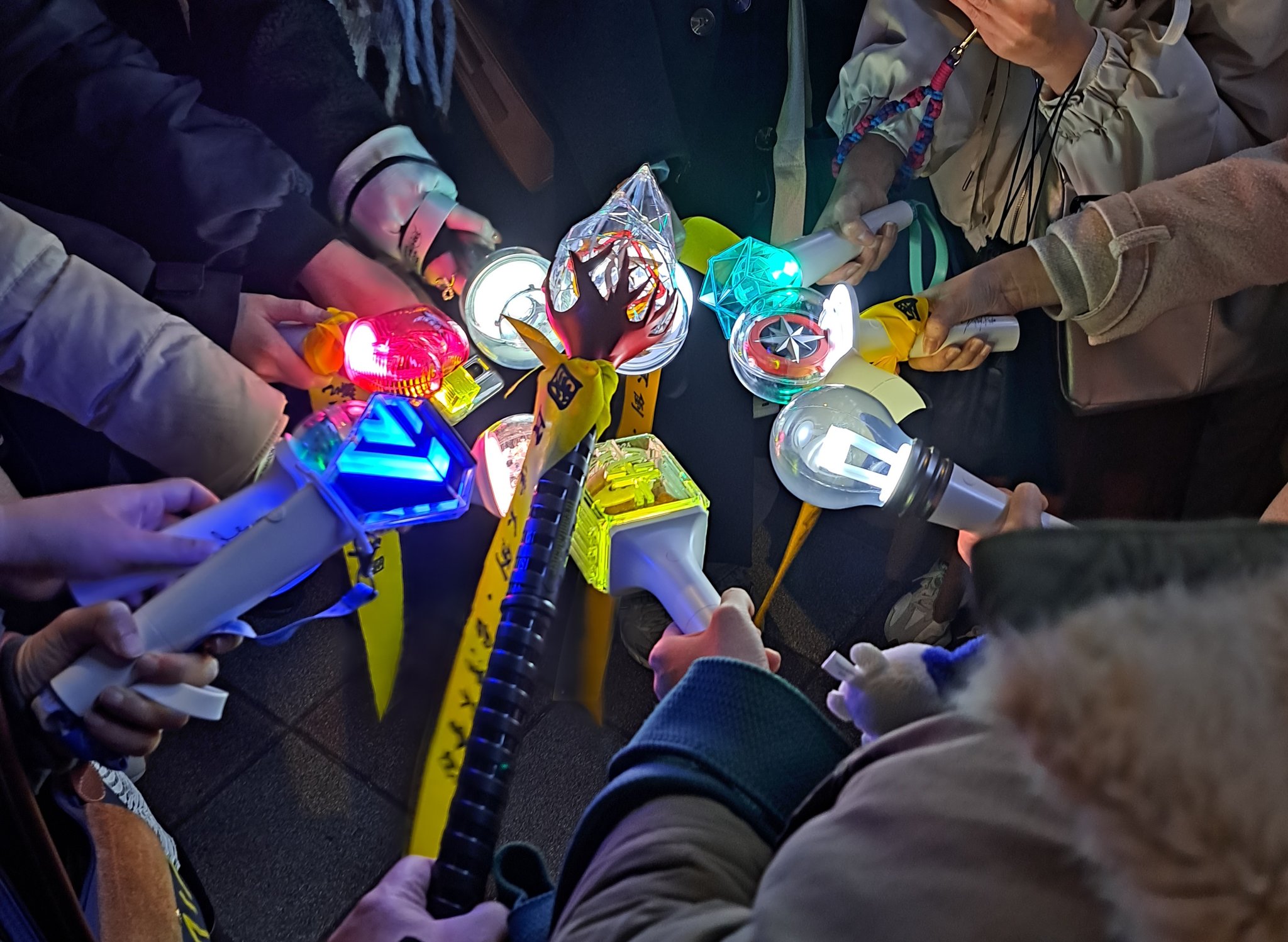 支持不同團體的追星族為了守護台灣，帶著手燈上街傳達理念。（翻攝X@bpdinsight）