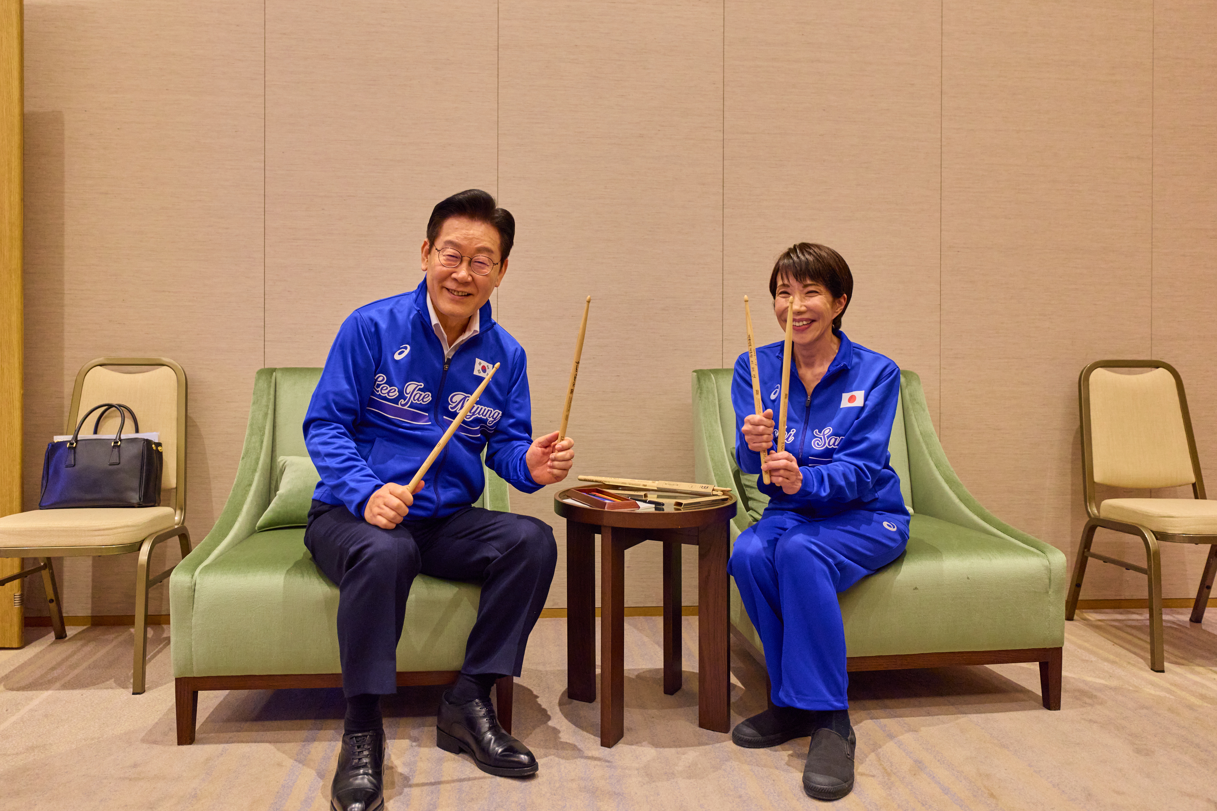 高市早苗與李在明互相交換簽名鼓棒。（翻攝李在明X）