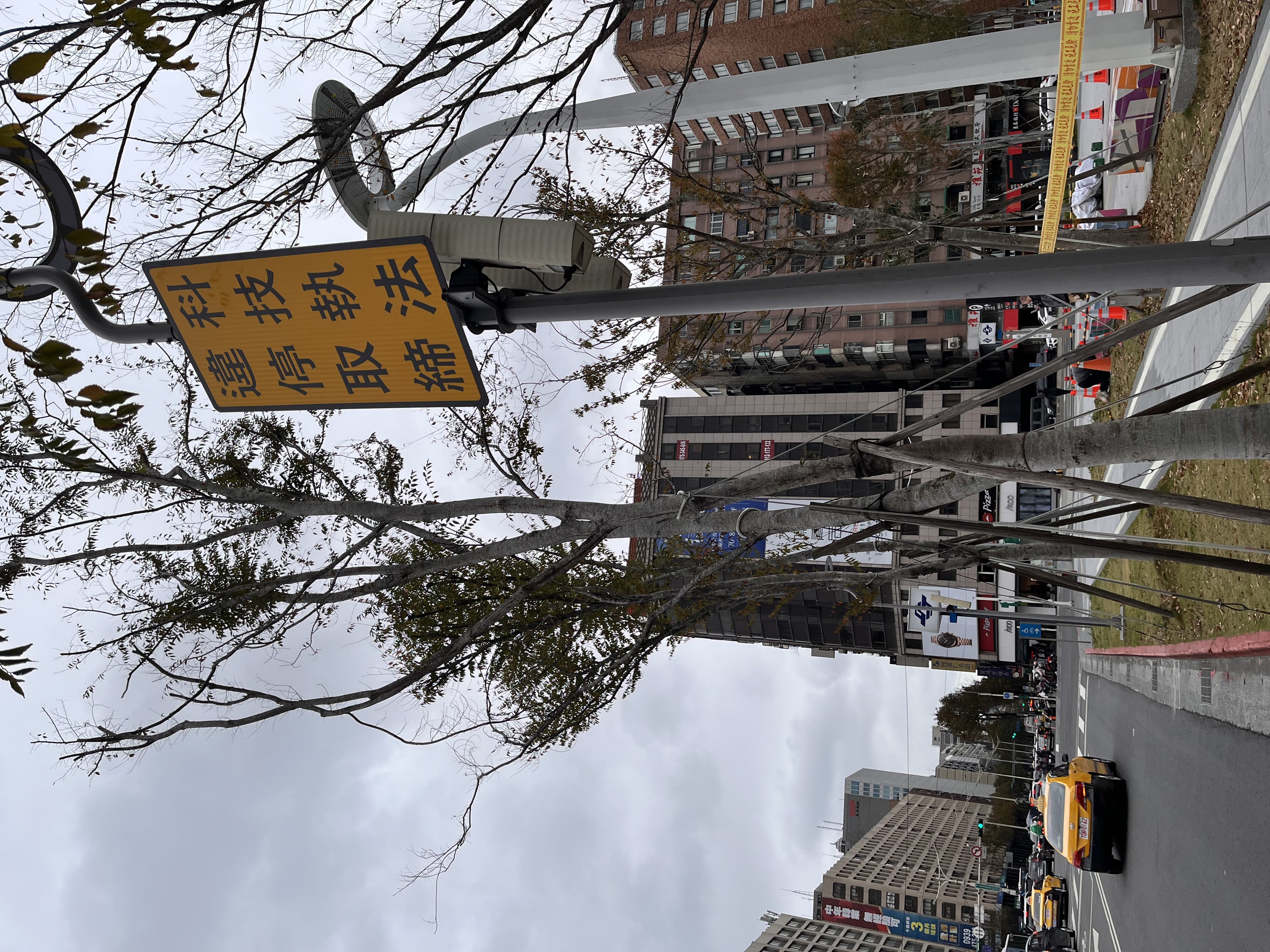 台北大巨蛋前建置違規停車科技執法設備。7/1正式啟用。（北市交通大隊提供）