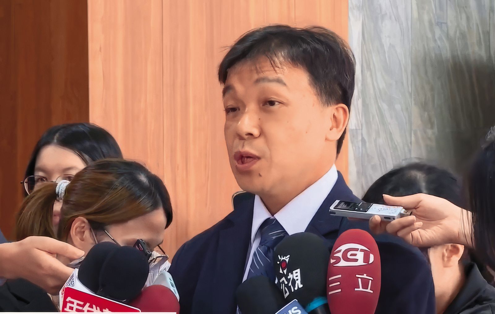 陸委會副主委沈有忠曾公開提醒,這類以「兩岸交流」為名、提供落地招待的旅遊團,可能都涉有統戰風險。(翻攝鏡新聞)