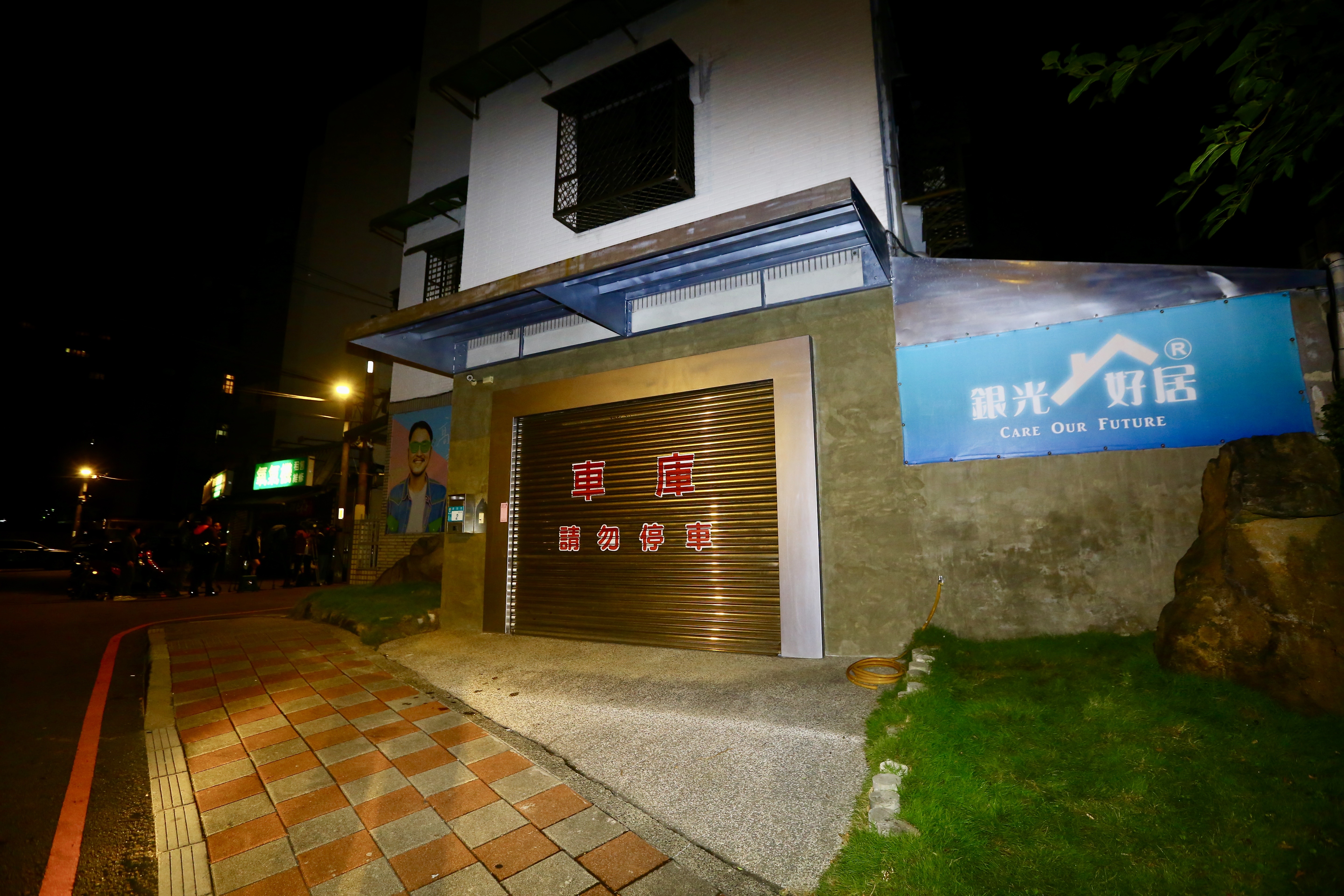 據傳柯侯朱今晚將在新店「銀光未來創新協會」會面,不過因消息走漏,可能更換地點。