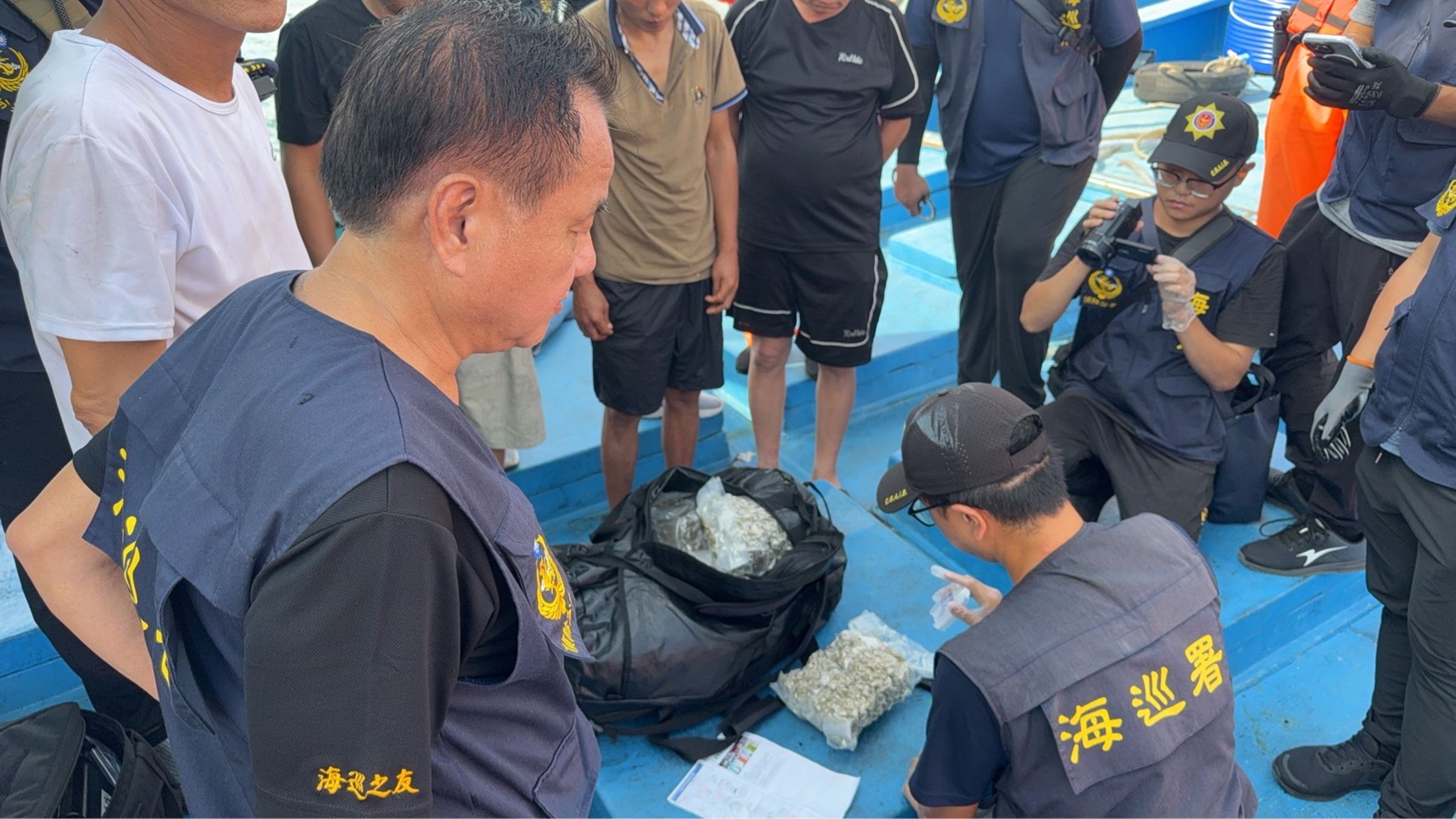海巡偵查員在甲板上鑑驗毒品。（海巡署提供）