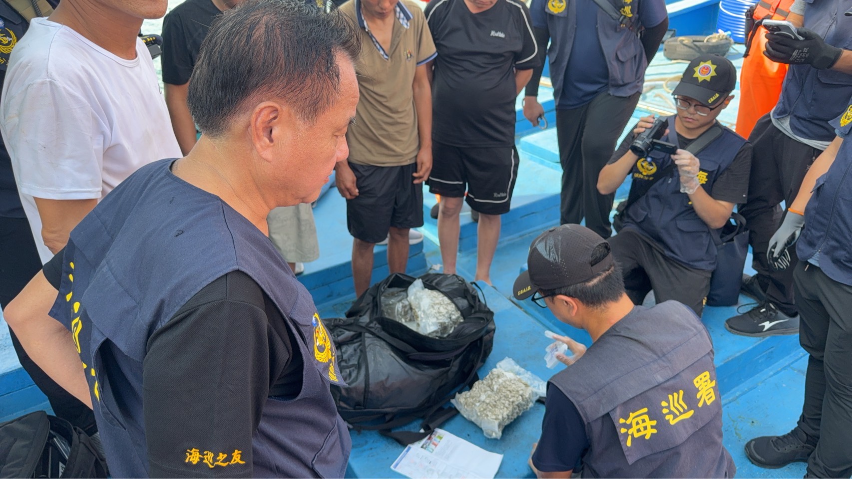 海巡偵查員在甲板上鑑驗毒品。（海巡署提供）
