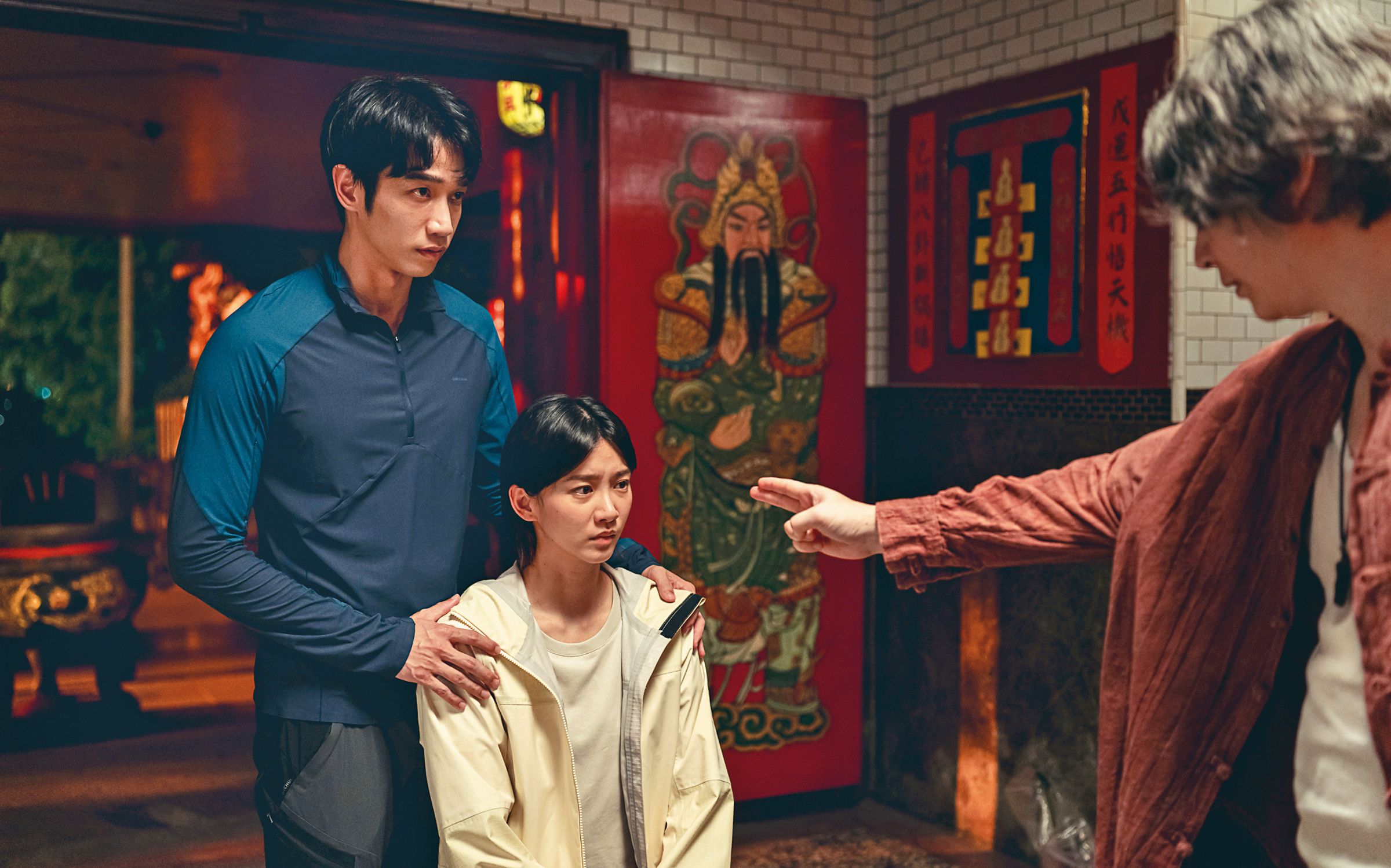 袁澧林（中）與劉以豪（左）在電影《山忌黃衣小飛俠》演出情侶，中邪後急去廟裡驅邪。（威視提供）