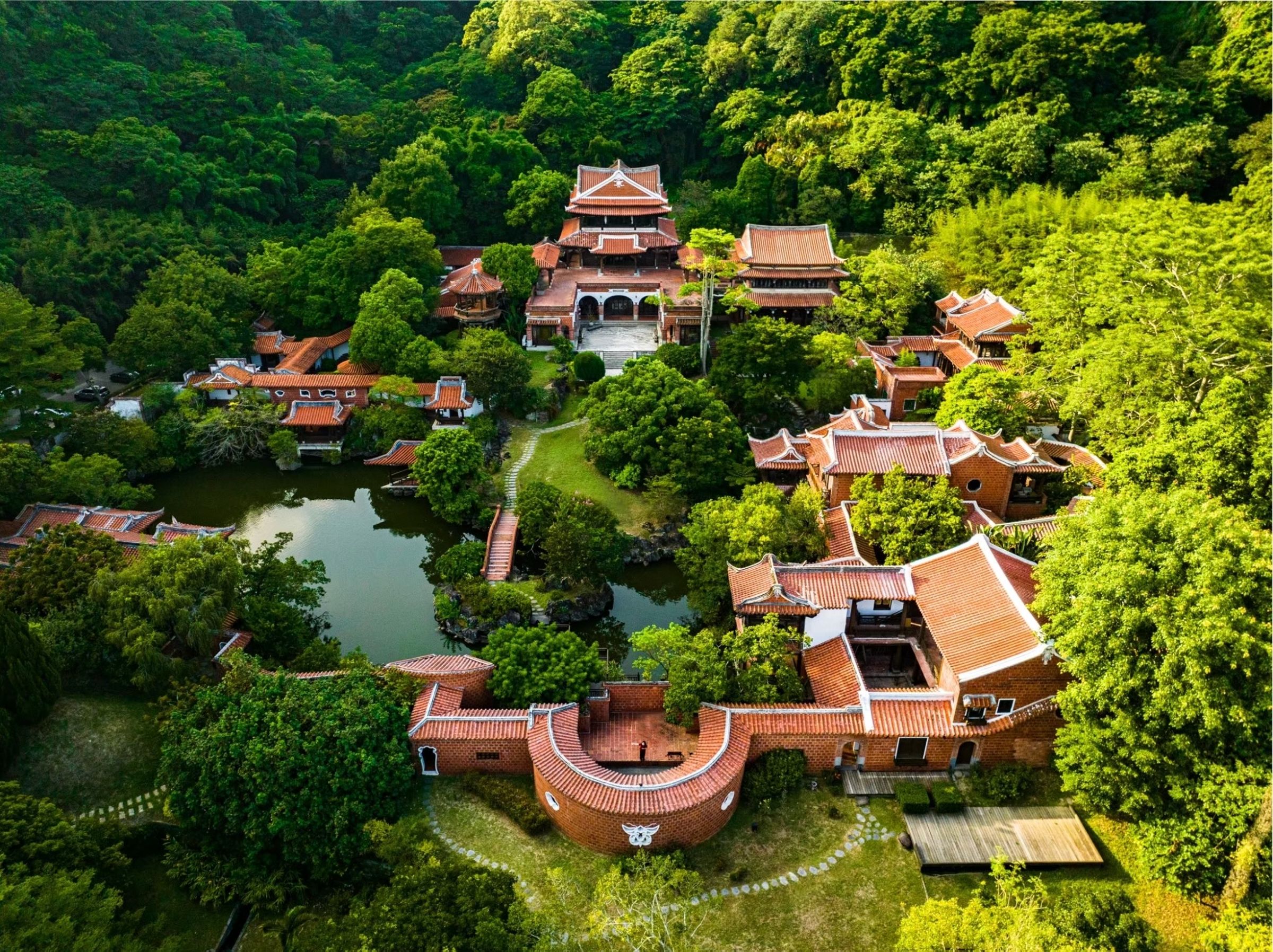 The One南園人文客棧由台灣建築之父-漢寶德先生操刀設計,融合江南庭園、閩式建築及巴洛克拱廊三種建築風格,打造山中園林仙境。(The One南園提供)