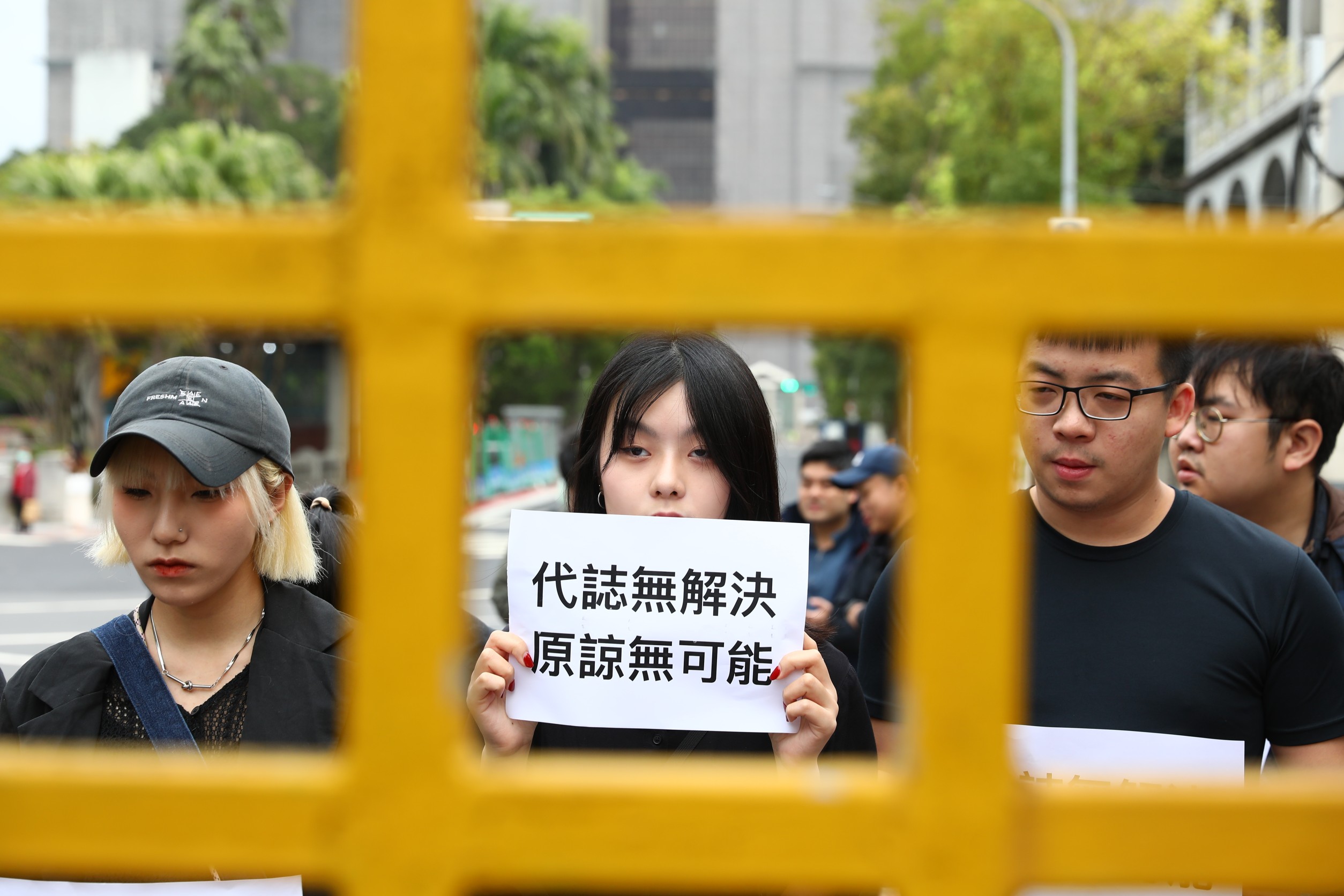 北市「228事件77周年紀念追思會」，相關團體也跟去年一樣到場抗議。