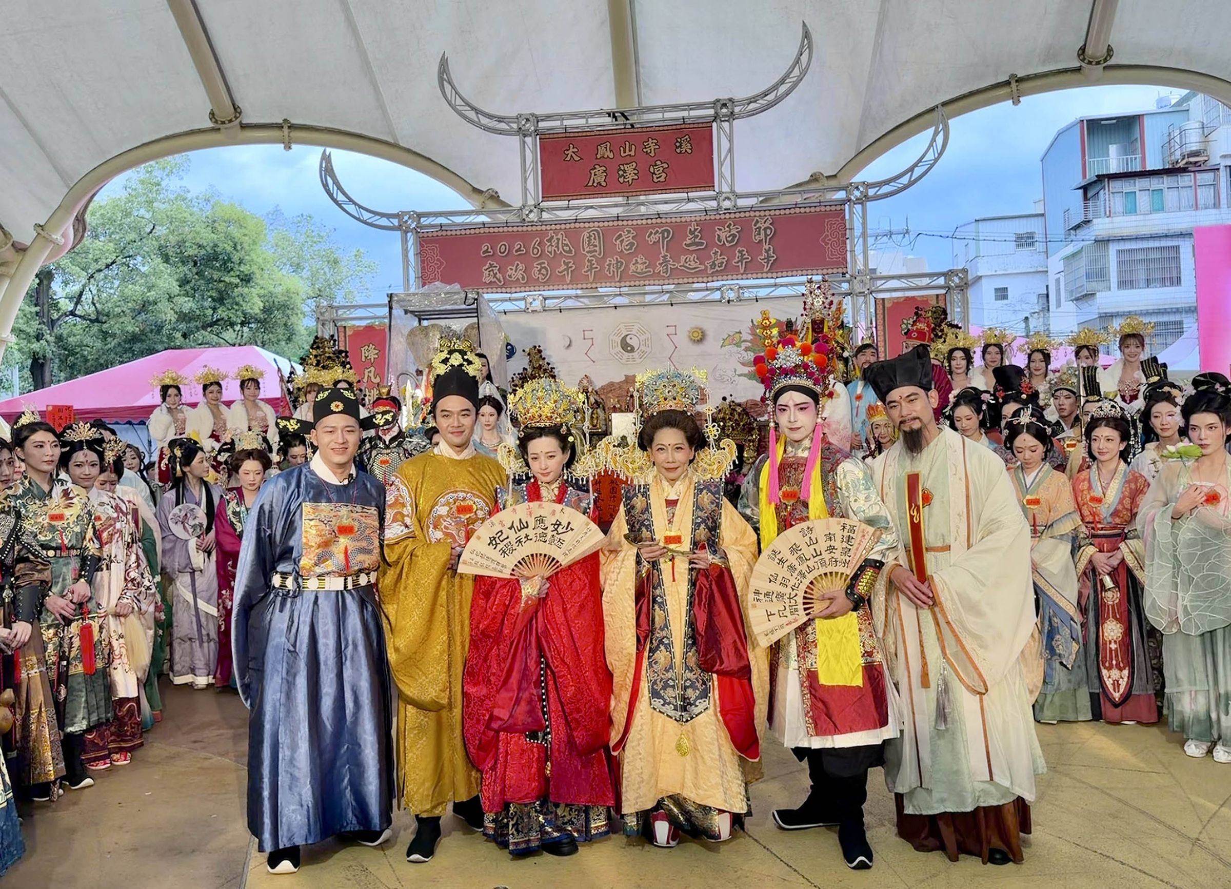 亮哲（右一）第一次扮保生大帝。（大溪鳳山寺廣澤宮提供）