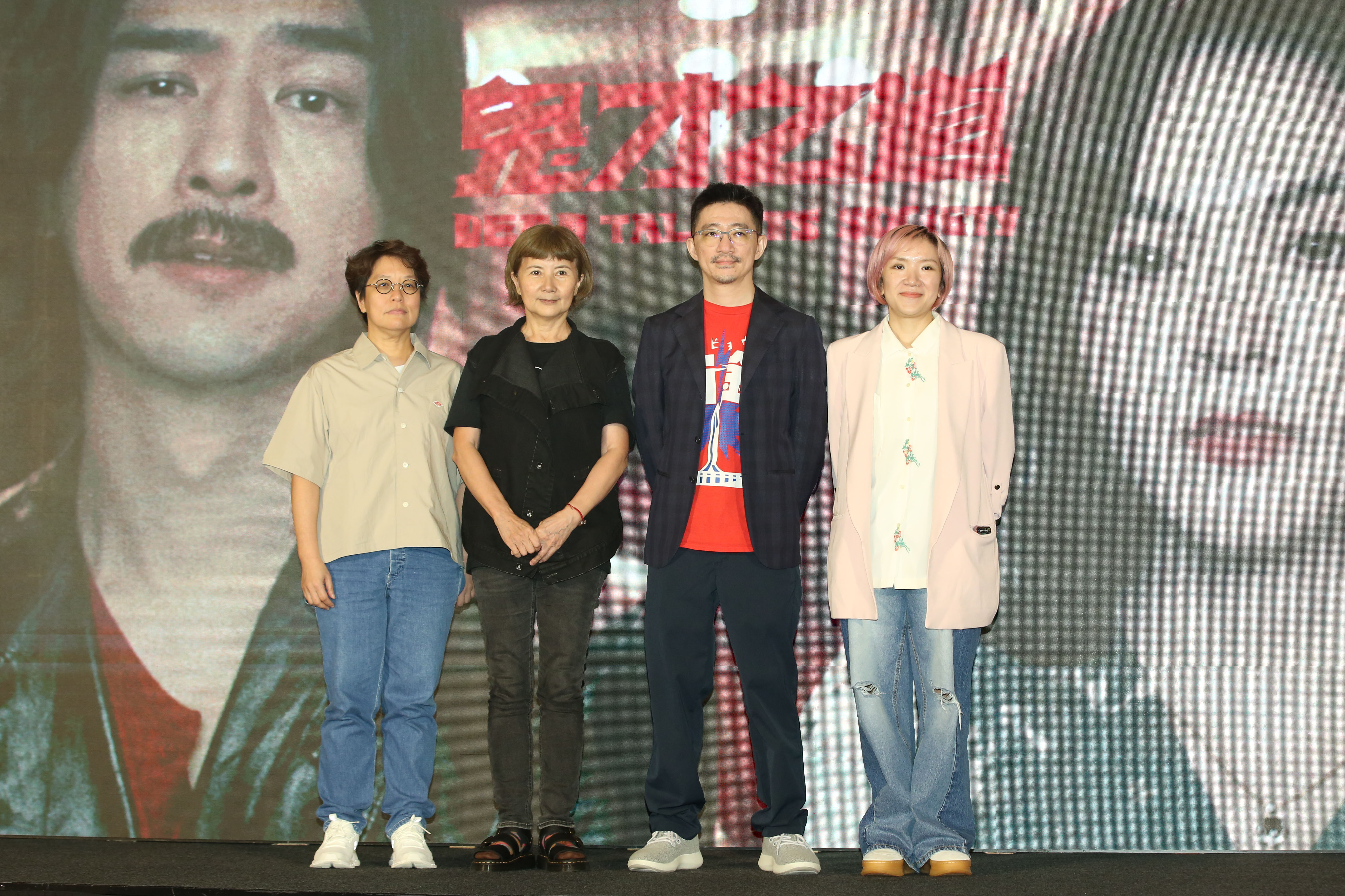 《鬼才知道》導演徐漢強（右2）大嘆拍這部片令他體會幼稚園老師的辛苦。左起監製李耀華、監製李烈，右一為監製陳怡樺。