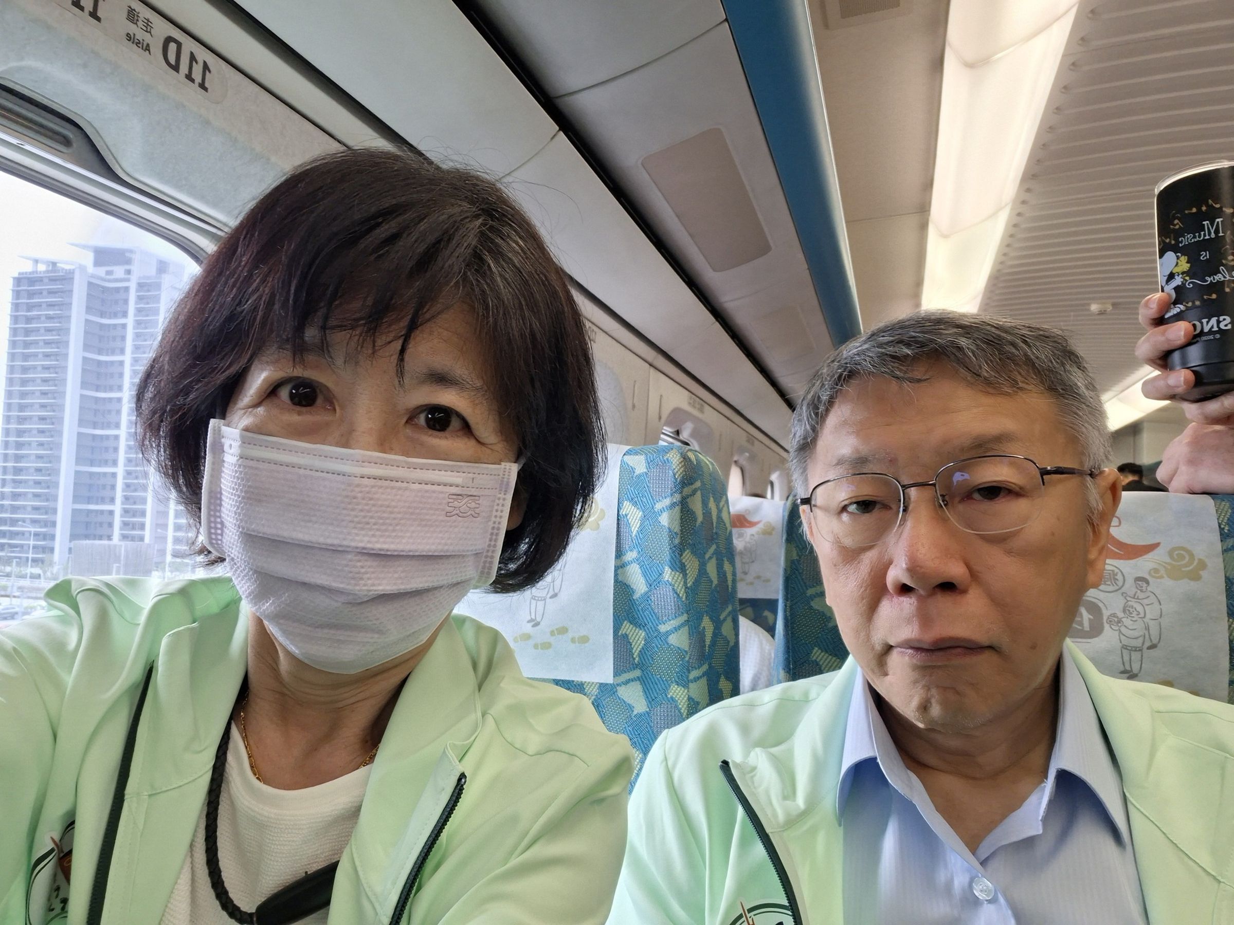陳佩琪稱柯文哲本週換的新電子腳鐐「再次」收訊不良,監控中心頻頻來電打擾生活。(翻攝自陳佩琪Peggy臉書)