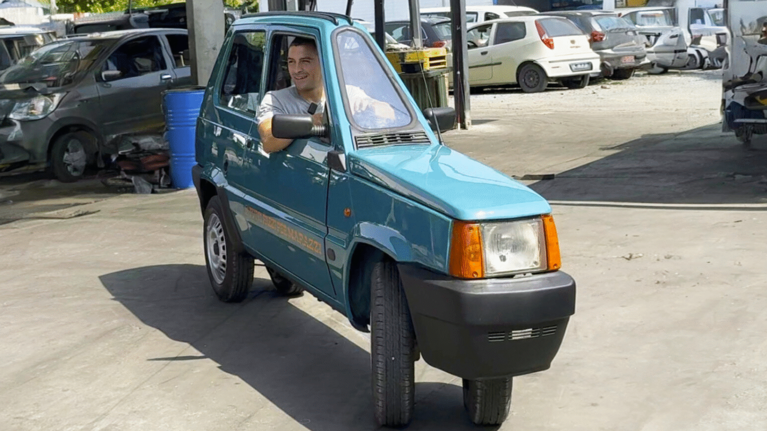 馬拉齊與他親手打造的「超窄Fiat Panda」合照，車體僅一人寬。（翻攝自instagram @tutti_pazzi_per_marazzi）