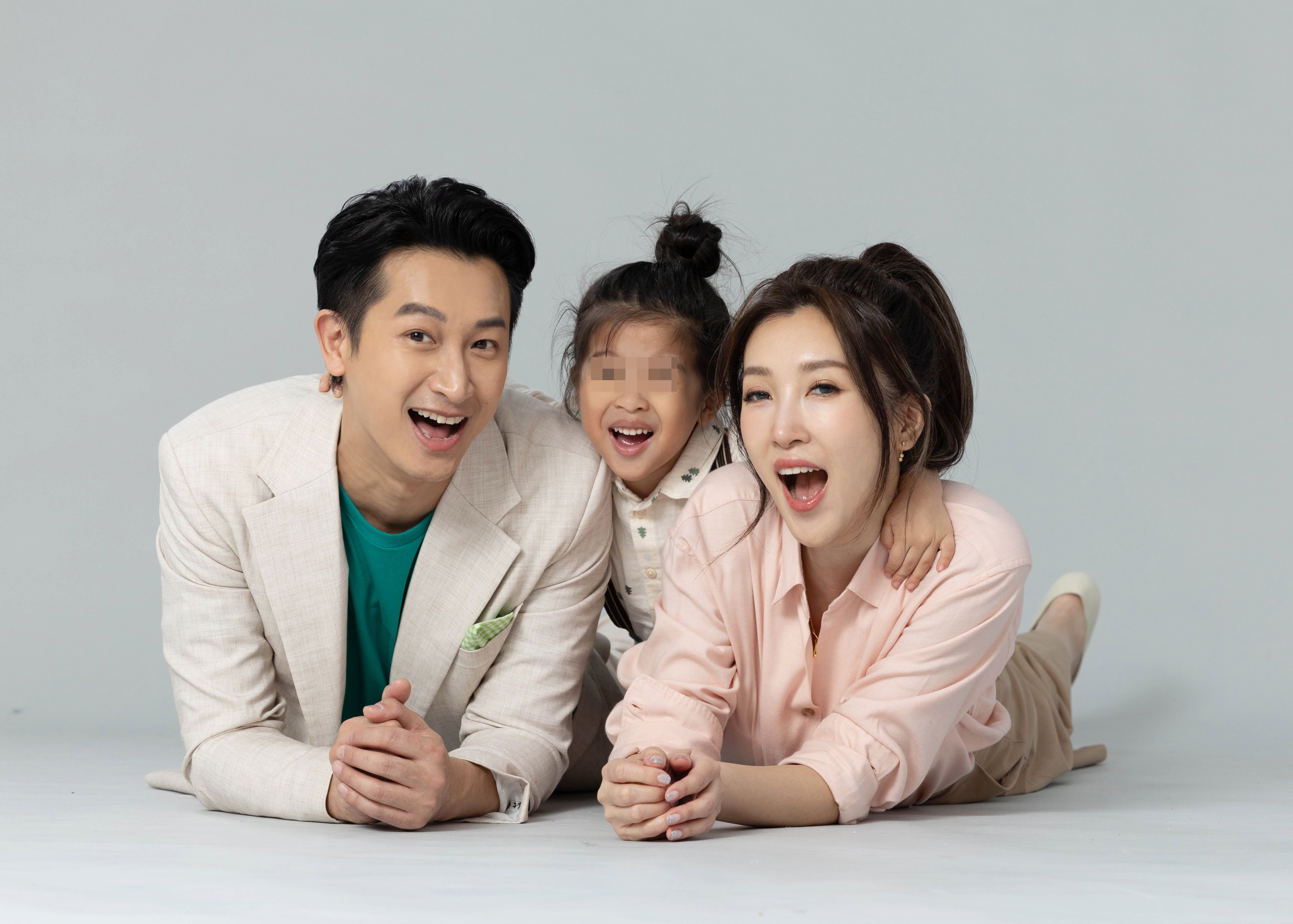 邱凱偉（Darren）和妻子Vivi與4歲兒子Travis首度全家合體，為養身品牌新品代言。（老行家8益菌提供）