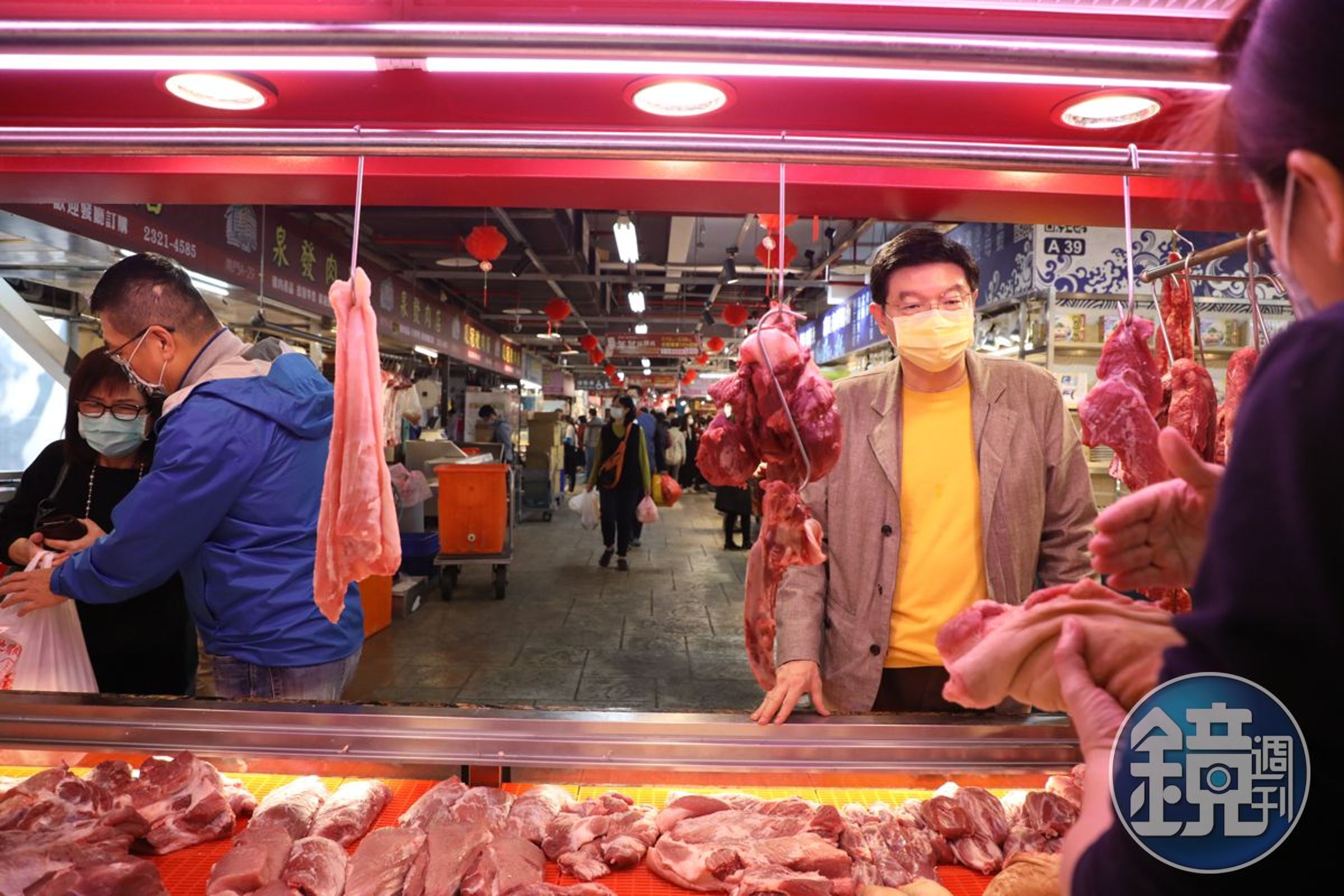 裴社長習慣到泉發肉店購買豬肉。（鏡週刊提供）