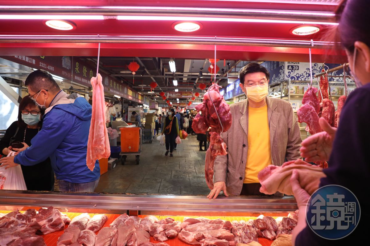裴社長習慣到泉發肉店購買豬肉。（鏡週刊提供）