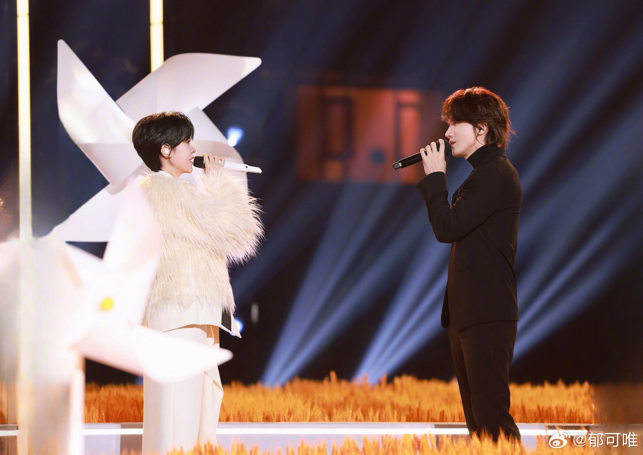言承旭和郁可唯在央視跨年晚會合唱。（翻攝自微博）