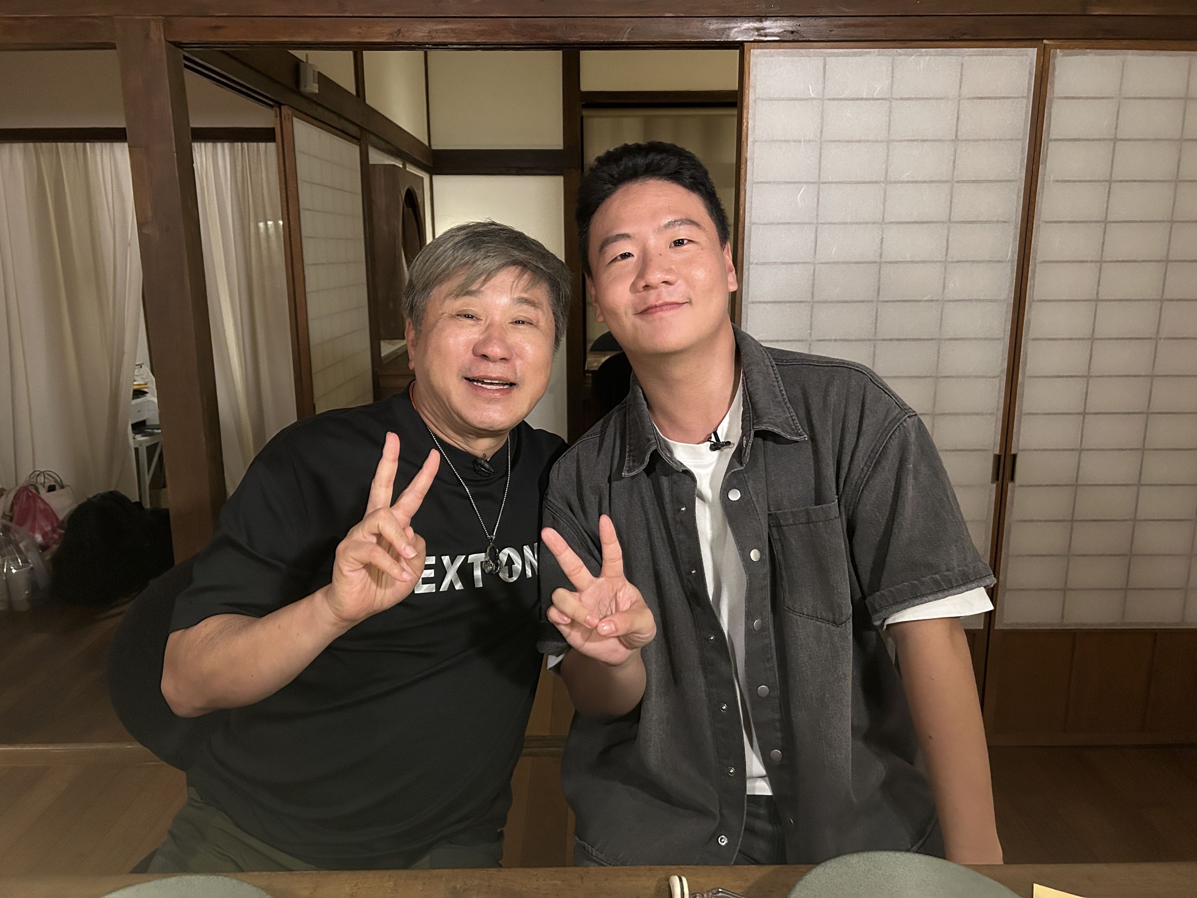阿翰與胡瓜一起錄影。（下面一位提供）