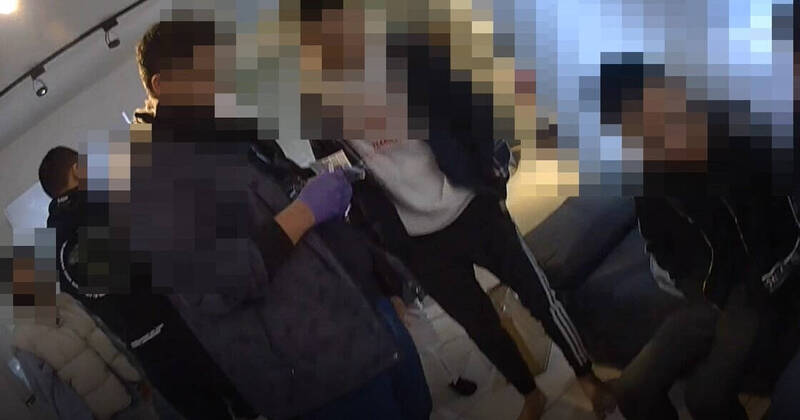 市刑大偵八隊陸續逮捕柯嫌以及旗下小蜜蜂到案。（翻攝畫面）