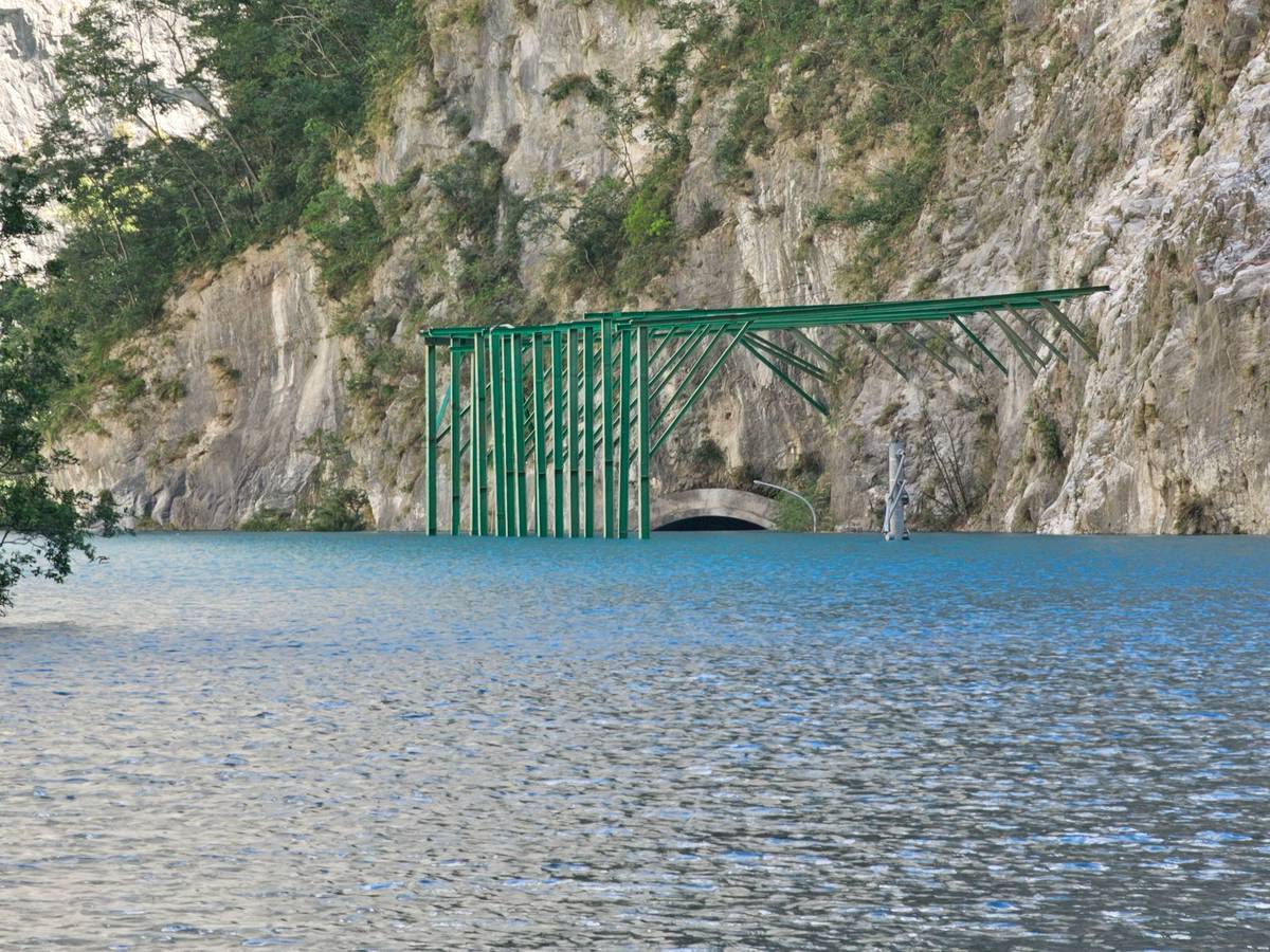 靳珩隧道被水灌入，西口已滅頂。（太管處提供）