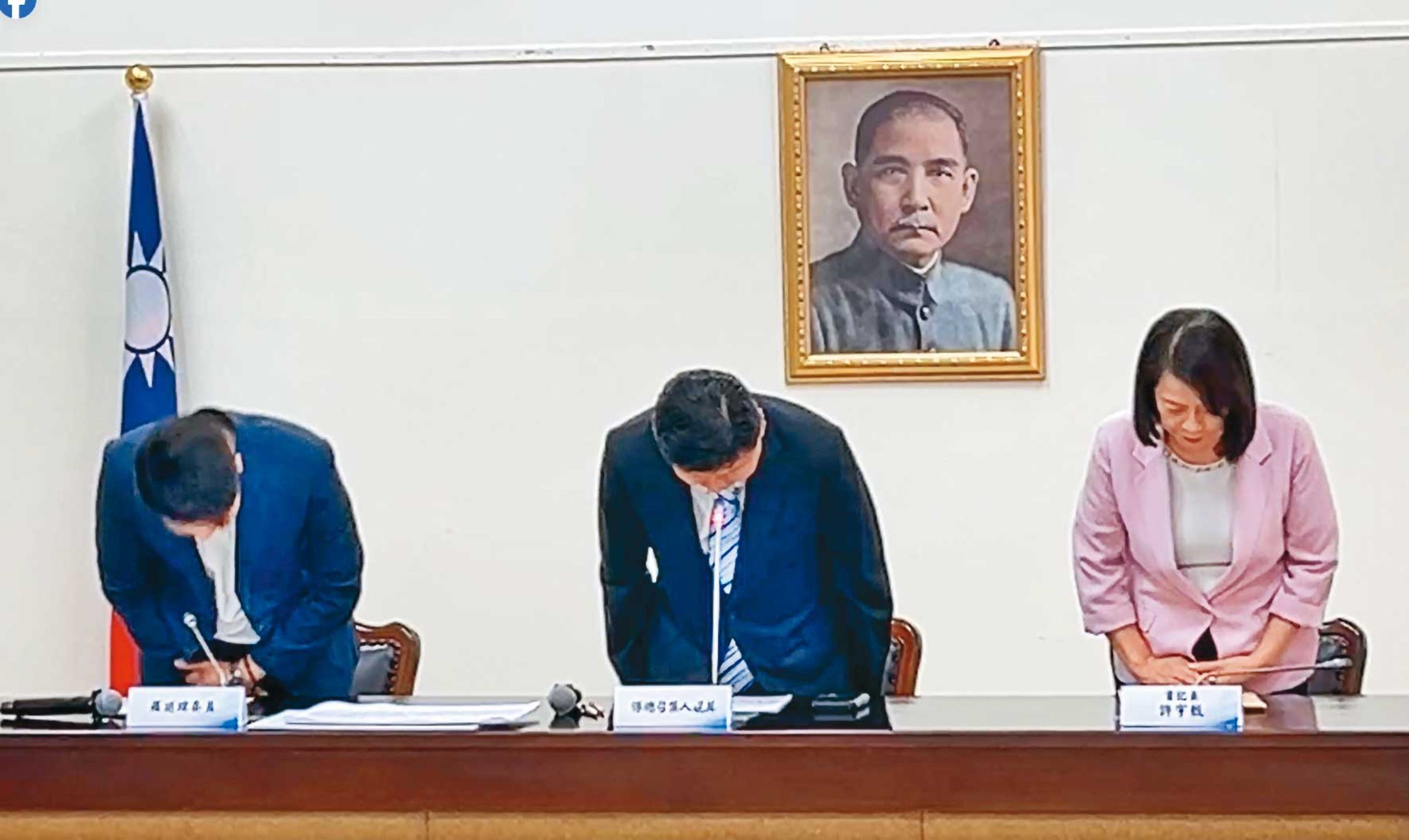 國民黨立院黨團總召傅崐萁（中）召開記者會，為波及庇護工場中秋禮盒訂單一事致歉。（翻攝國民黨立法院黨團臉書粉專）