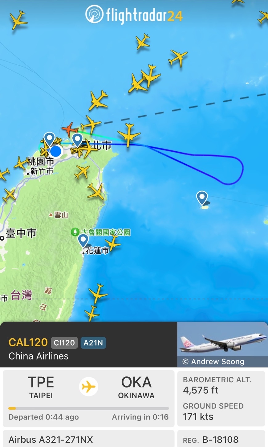 華航班機受沖繩發布海嘯警報影響返航。(翻攝自flightradar24)