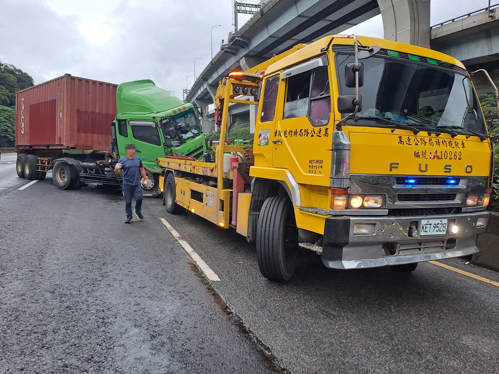 國道1號泰山段轎車撞貨櫃車 2車事故占3車道塞爆