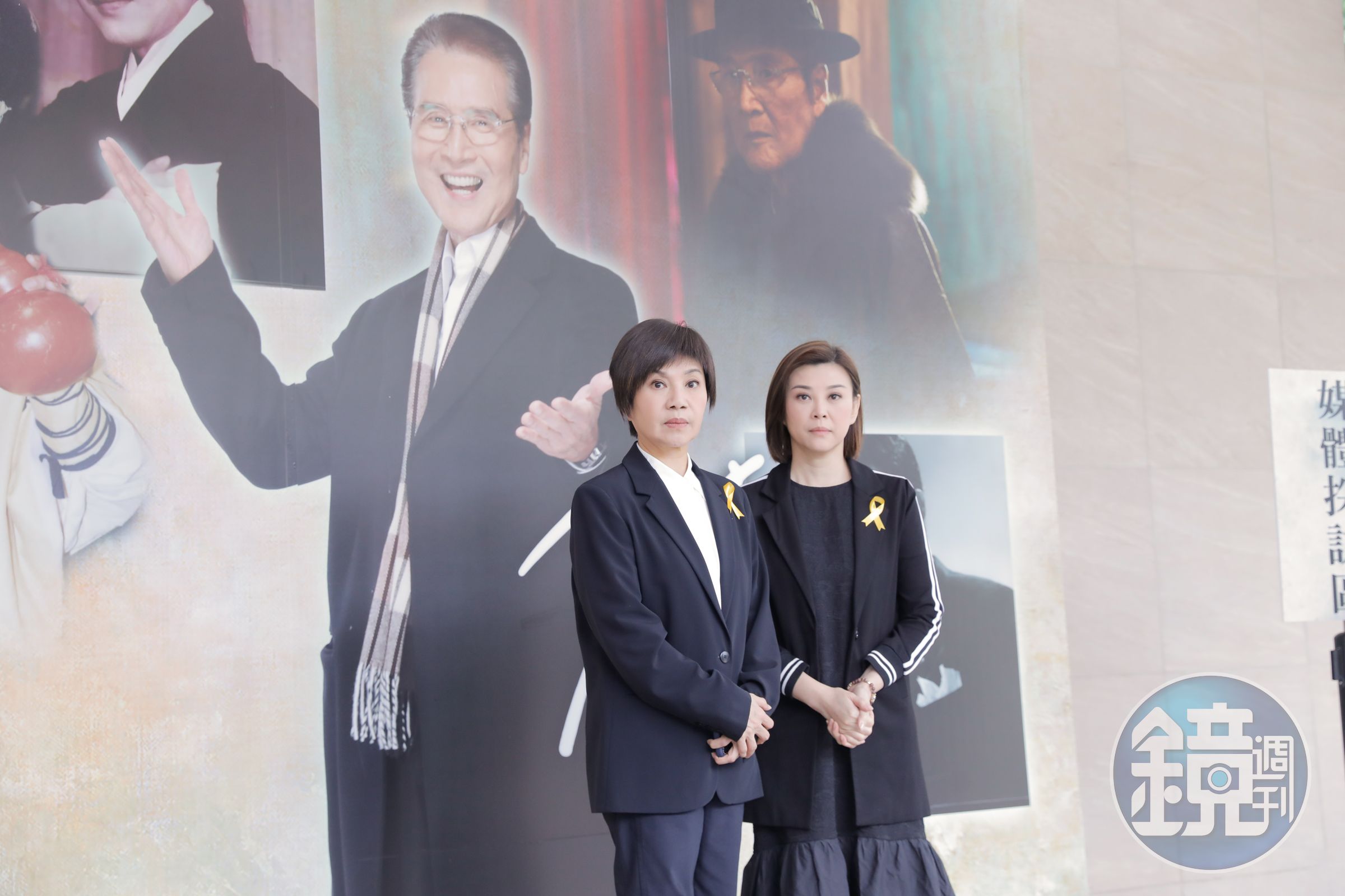 唐美雲和方馨在下午舞台劇演出前到靈堂致意。