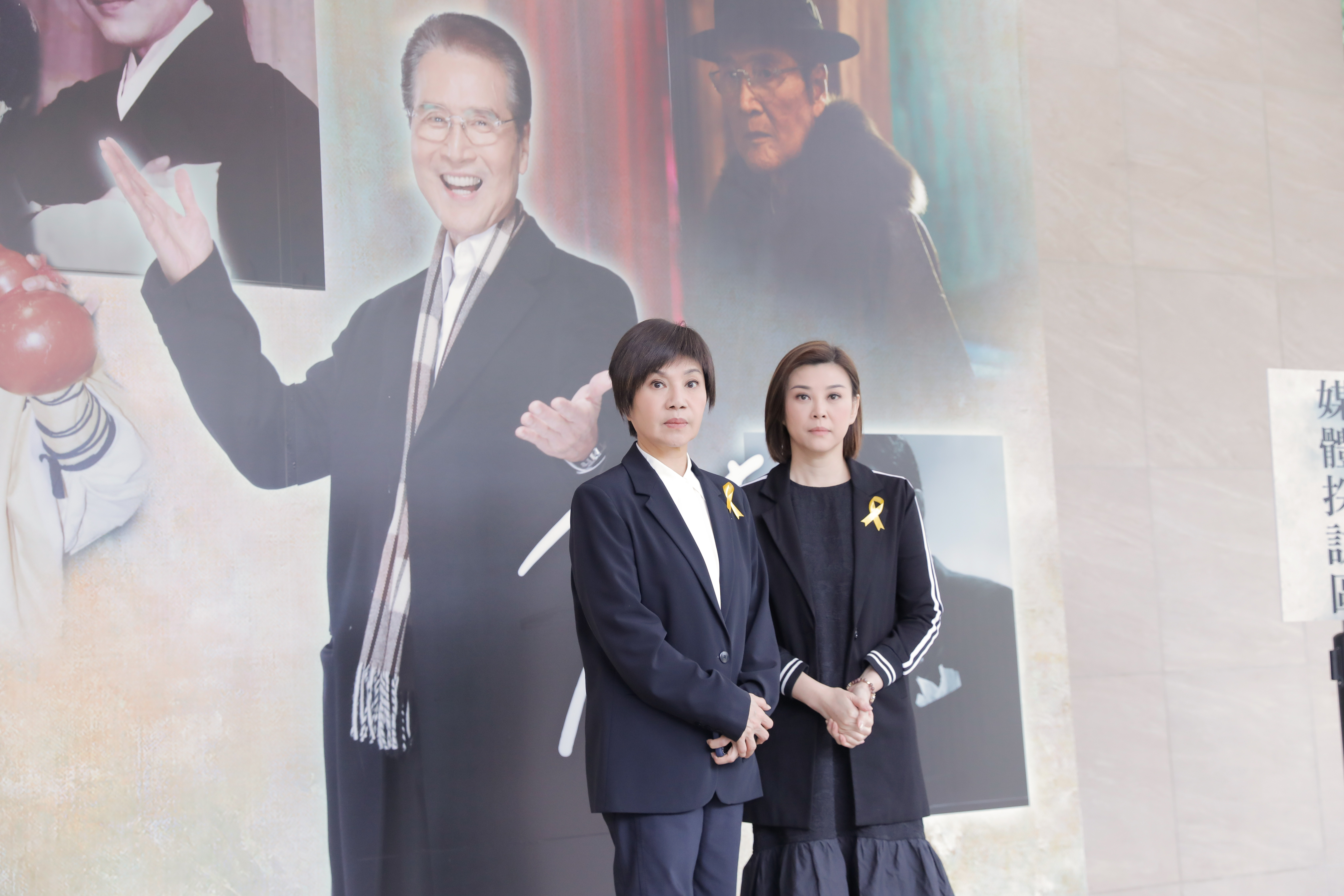 唐美雲和方馨在下午舞台劇演出前到靈堂致意。