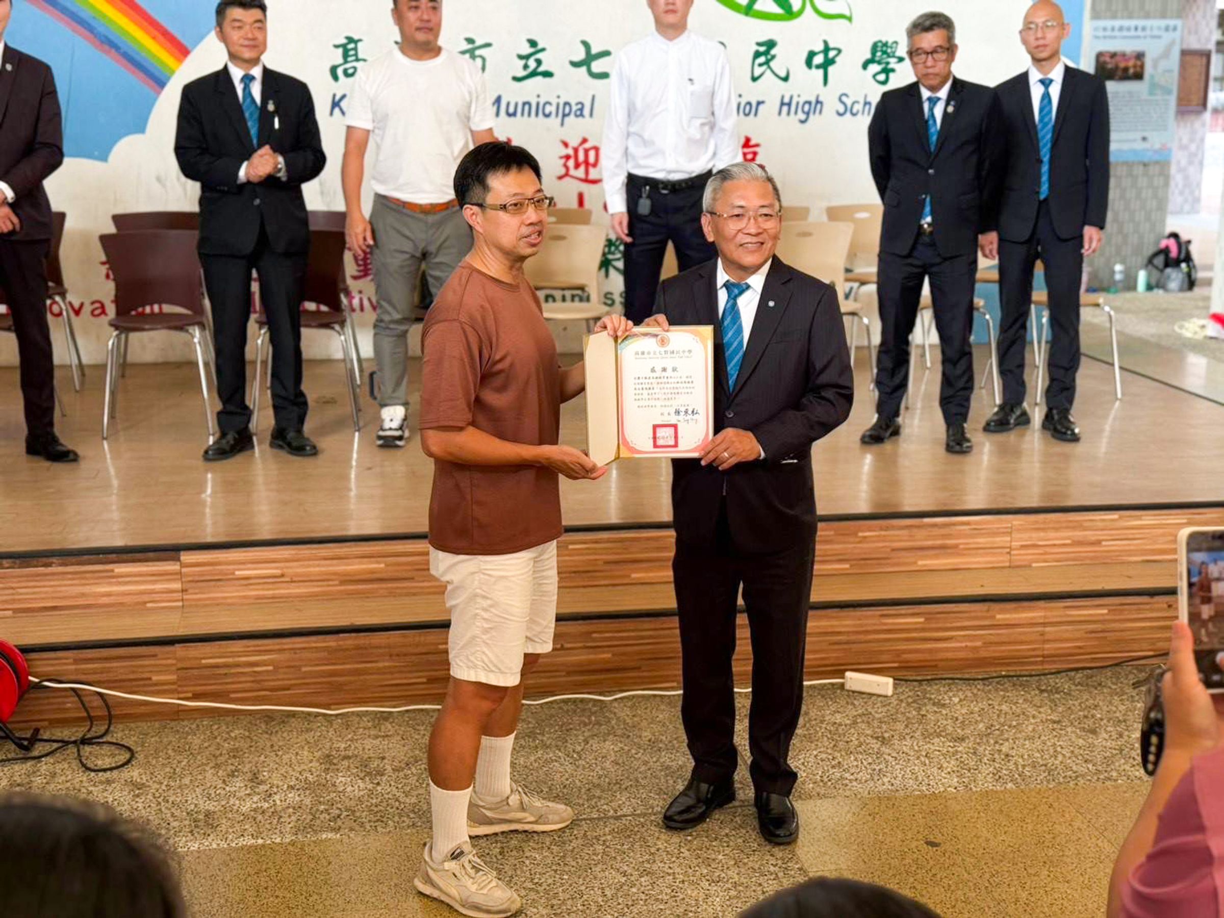 高雄七賢國中校長徐東弘（圖左）頒發感謝狀，由台慶不動產高雄區經管會會長李信輝（圖右）代表受贈。（永慶房產集團提供）