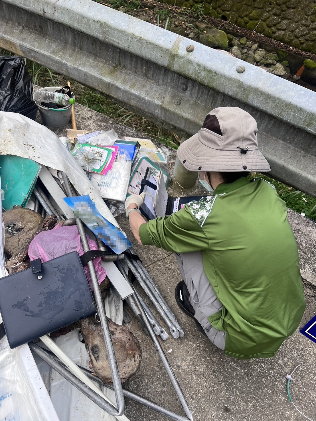 環保局人員現場稽查。(新北市環保局提供)