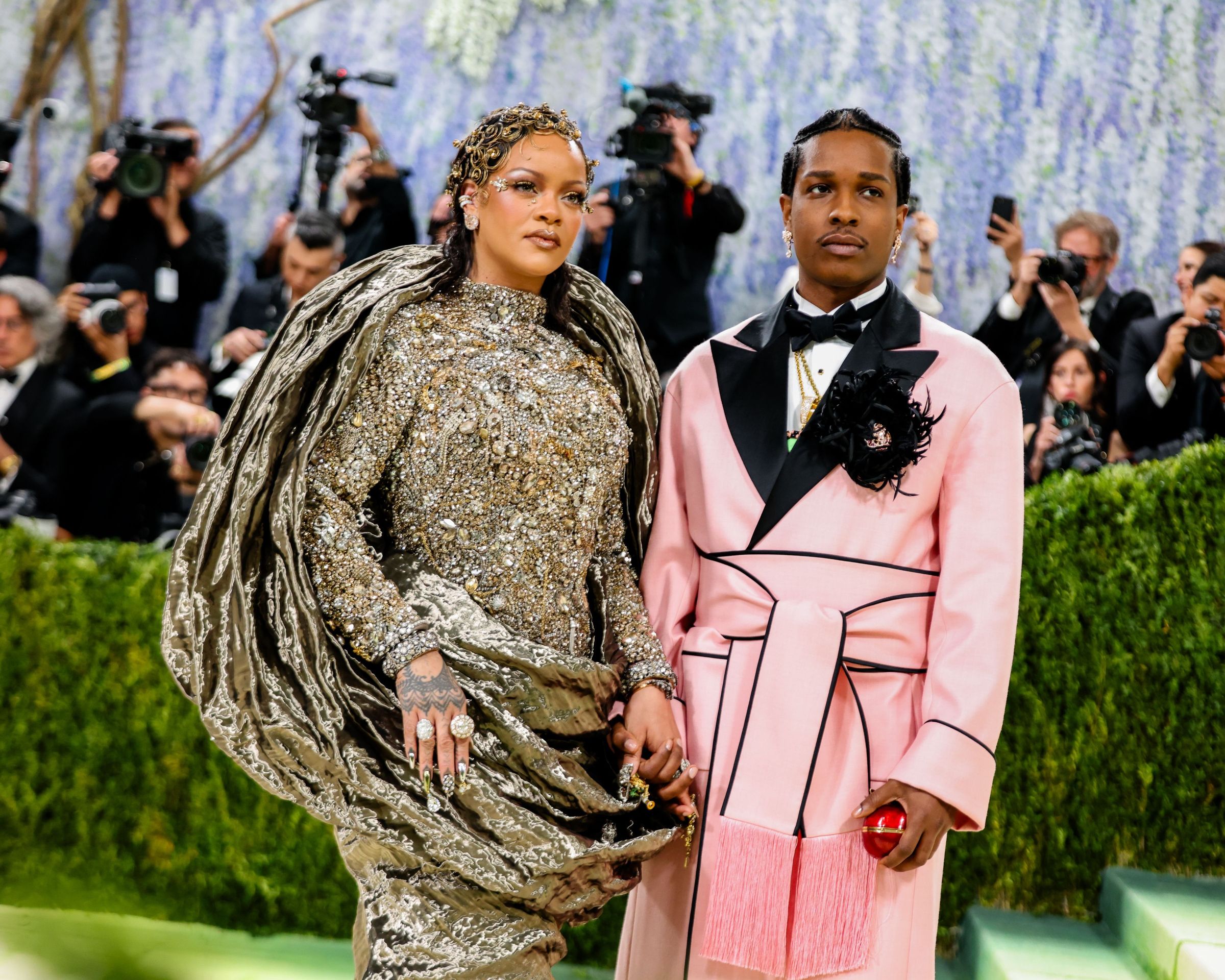 蕾哈娜（左）與男友A$AP Rocky（右）一起出席今年的紐約大都會時尚博物館慈善晚宴。（東方IC）