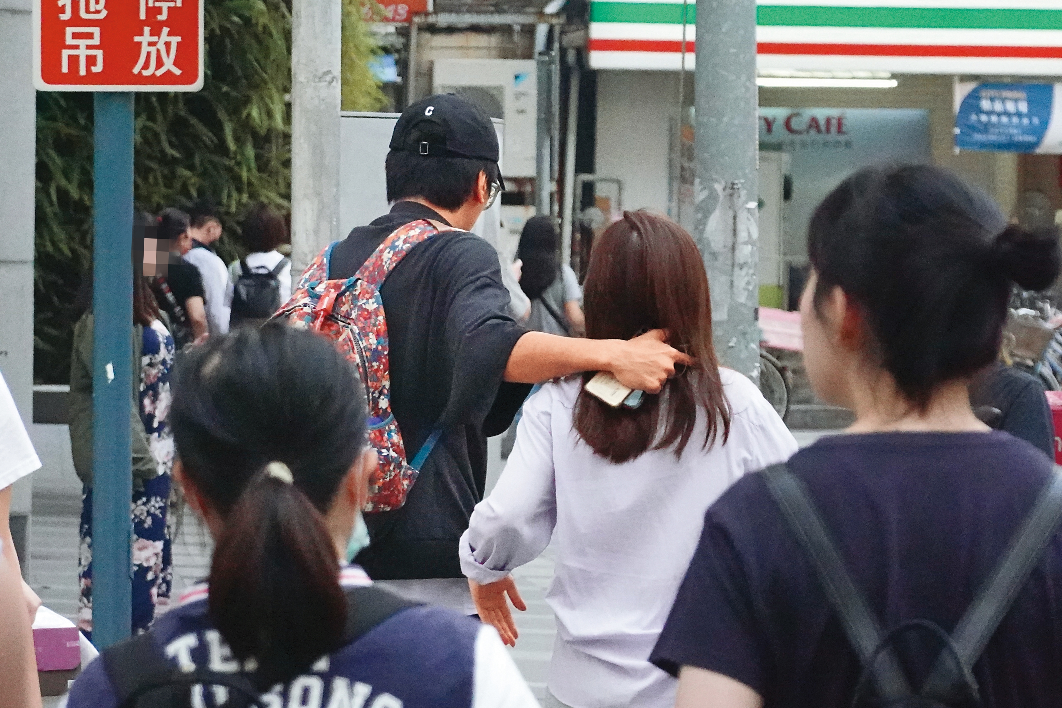 17:11 時而疏離時而黏緊,偶爾Toro也會放下偶包,對著女伴有著親暱動作。