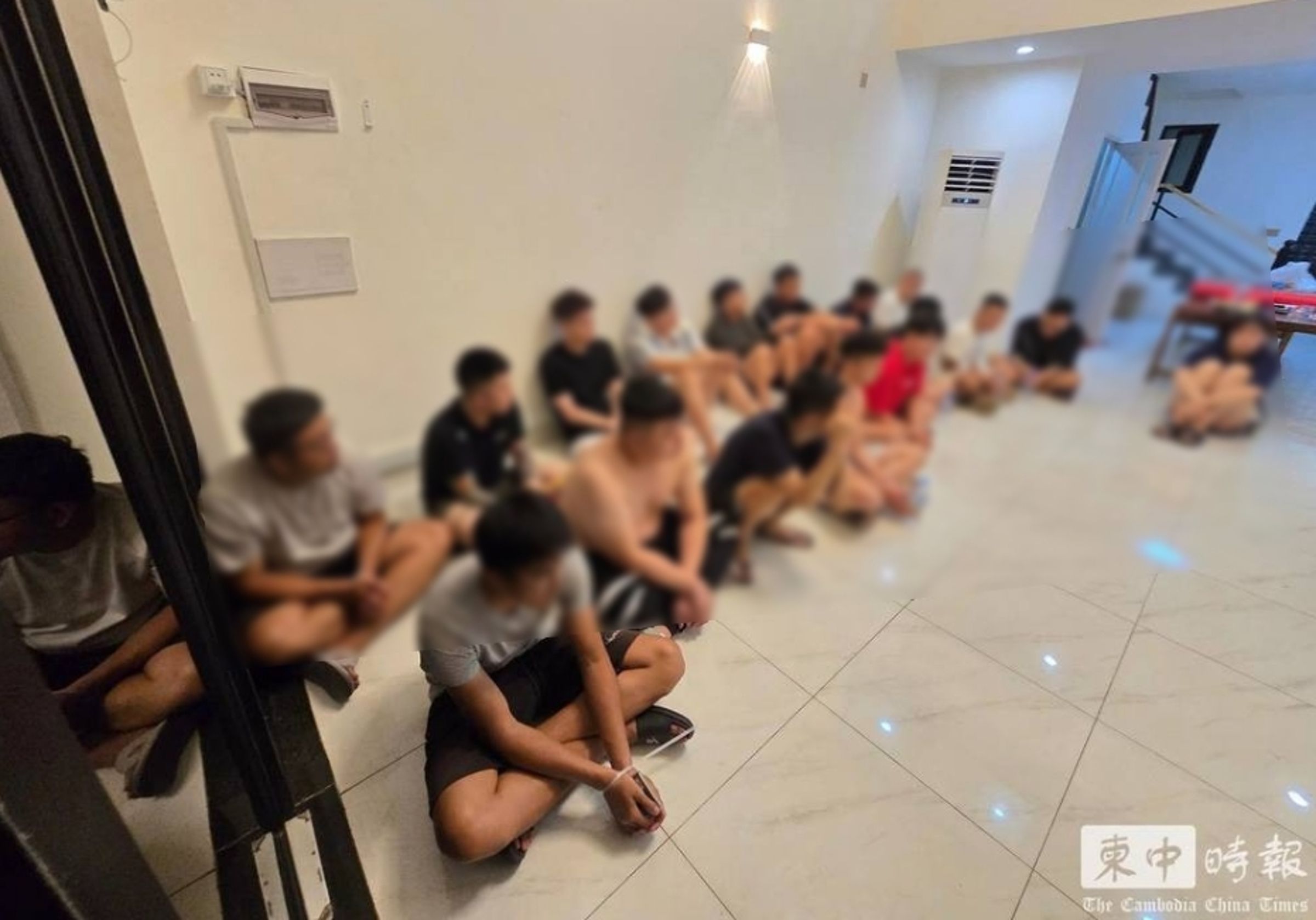 柬埔寨金邊警方破獲一處民宅內的詐騙據點，其中包含23名台灣嫌疑犯。（柬中時報）