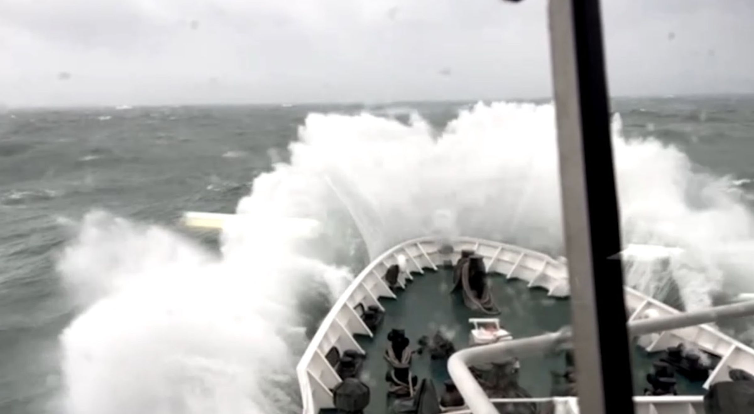 外海風浪相當大。(海巡署提供)