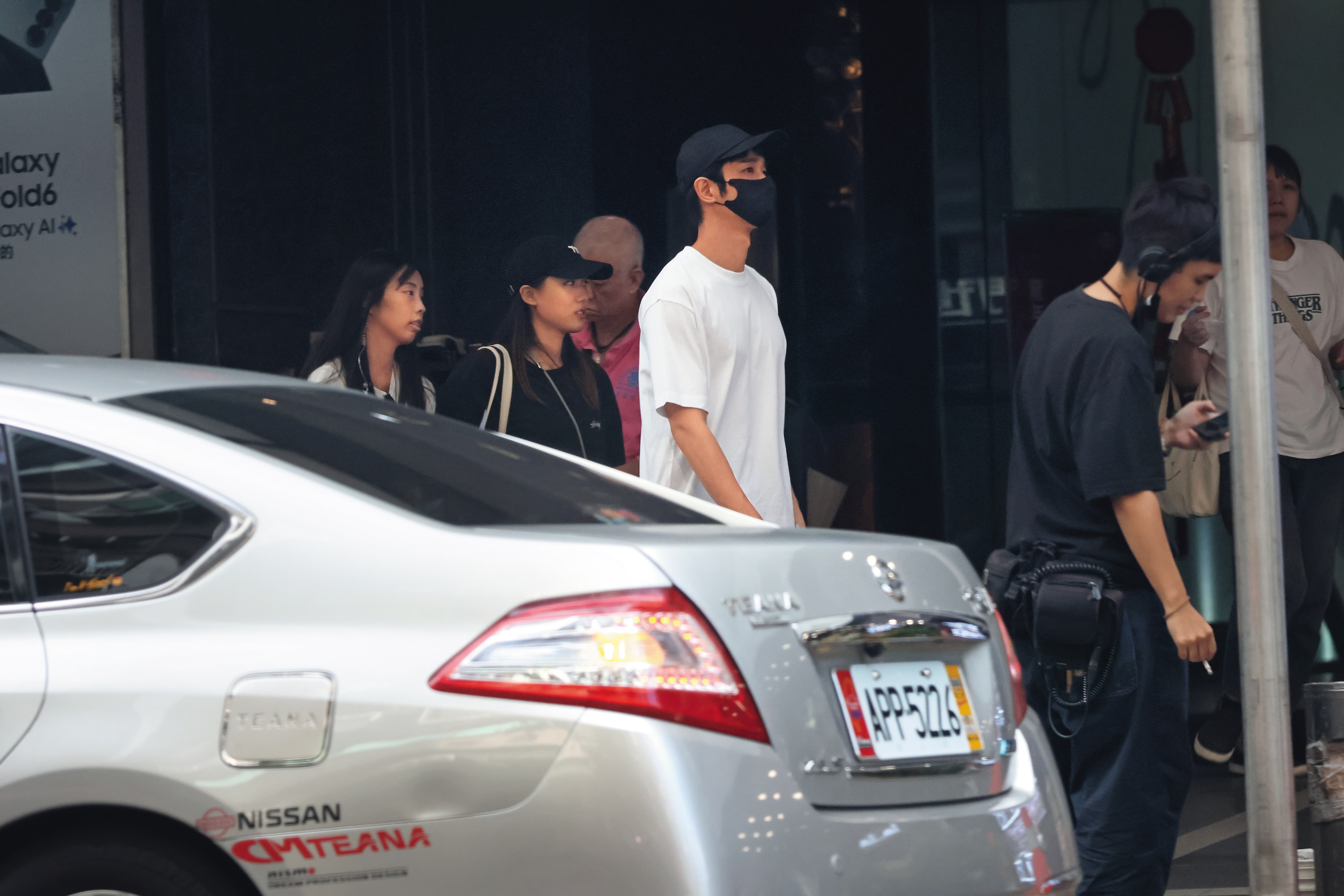 11/2，15：03，中午過後，劉以豪和劇組在台北市林森北路一帶取景拍戲。