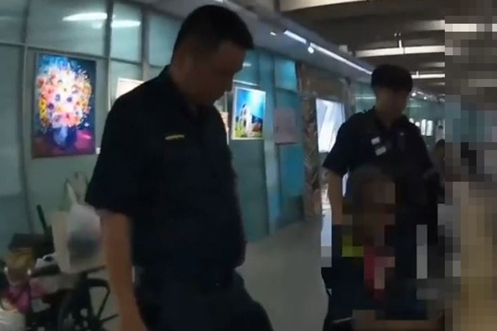 醉漢林口圖書館外亮刀!入內咆哮遭勸離罵警「X夭」 一查竟是酒駕通緝犯