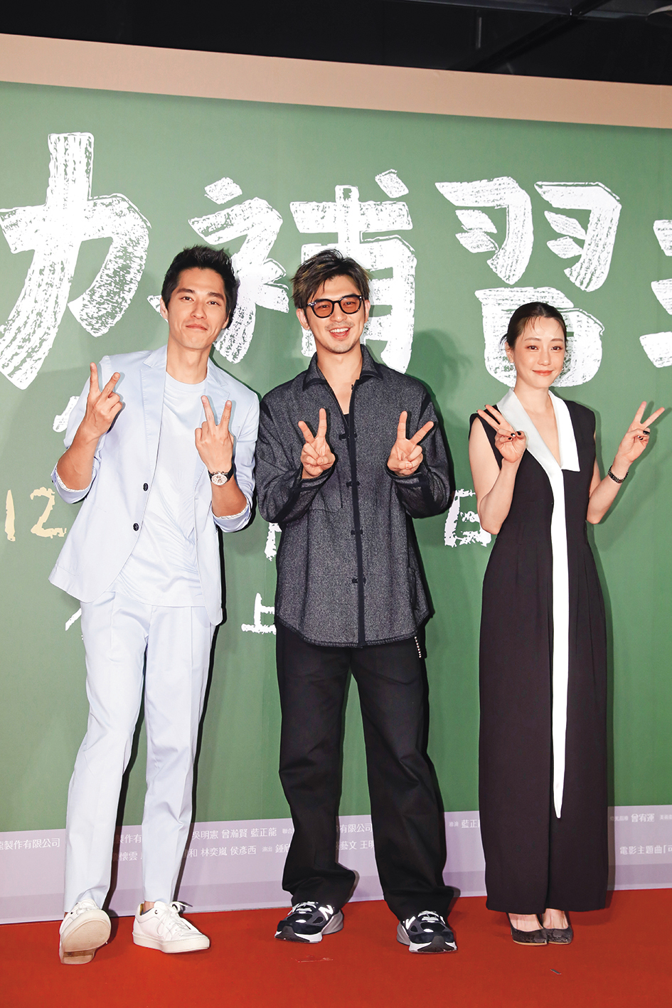 出道27年，藍正龍（左）第一次執導電影《成功補習班》上映時，與演員陳柏霖（中）、   謝欣穎（右）一起出席記者會。
