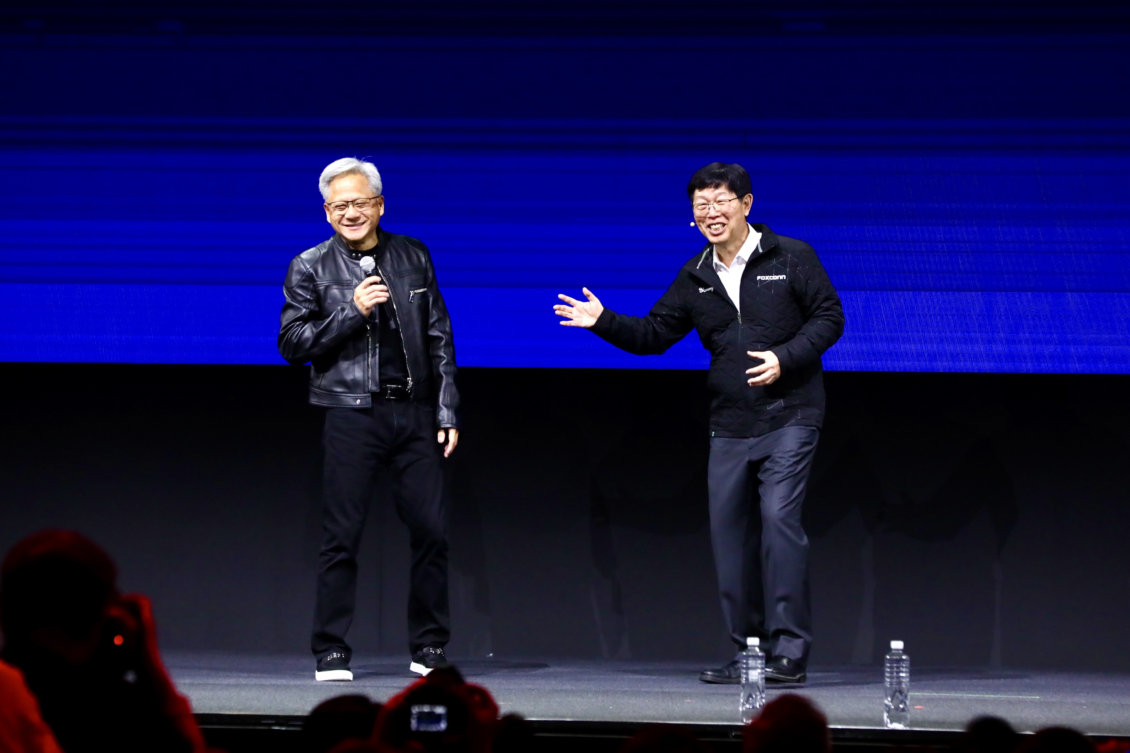 鴻海科技集團董事長劉揚偉於今日的主題演說中，特別邀請神祕嘉賓「那個男人」黃仁勳站台，展現雙方合作關係與默契相當緊密。