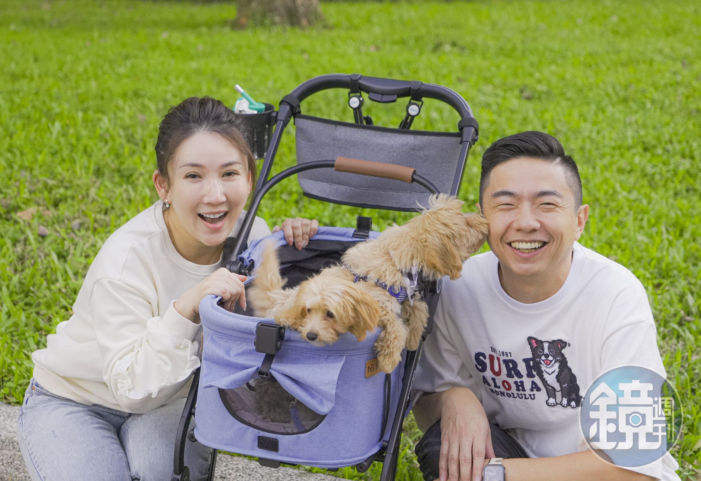 淡出演藝圈的林子瑄(左),帶著混血幼犬阿Poo及拿鐵來找熊爸,狗兒子還不怕生的向熊爸獻吻。
