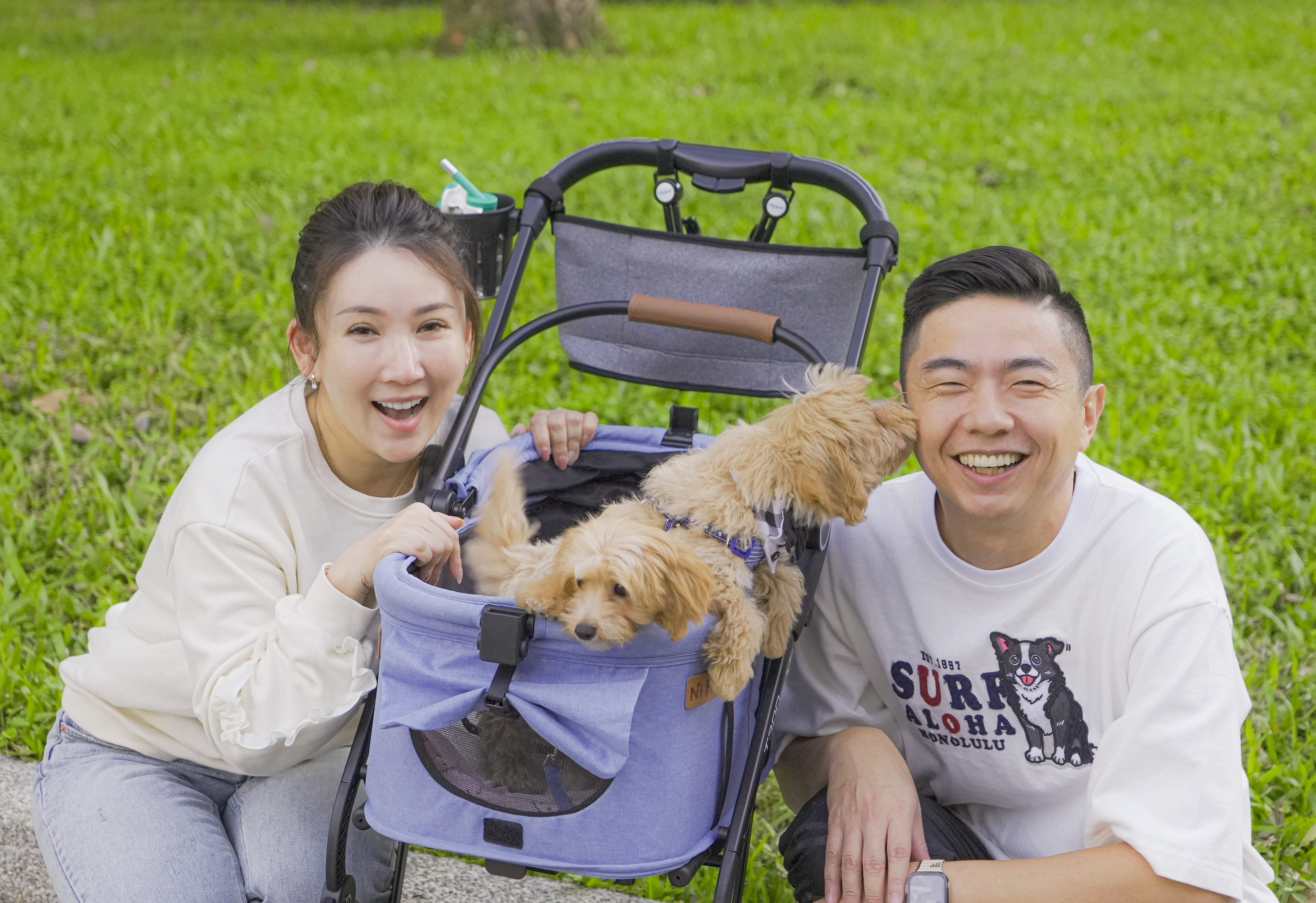 淡出演藝圈的林子瑄（左），帶著混血幼犬阿Poo及拿鐵來找熊爸，狗兒子還不怕生的向熊爸獻吻。