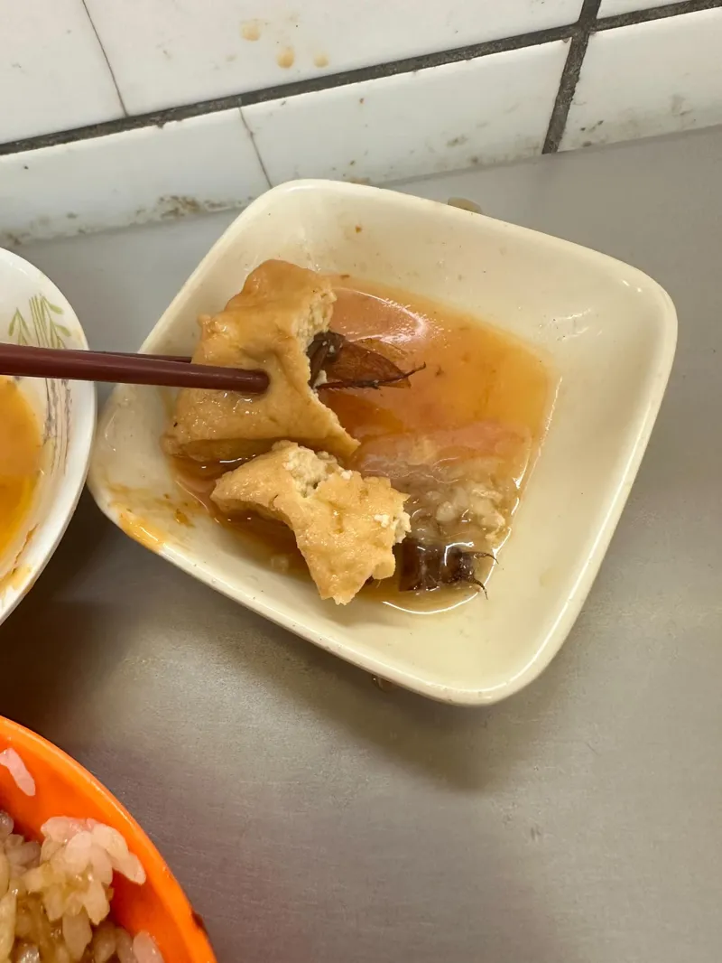 日前民眾吃油豆腐吃到蟑螂,讓人作噁。(翻攝自爆料公社二社)