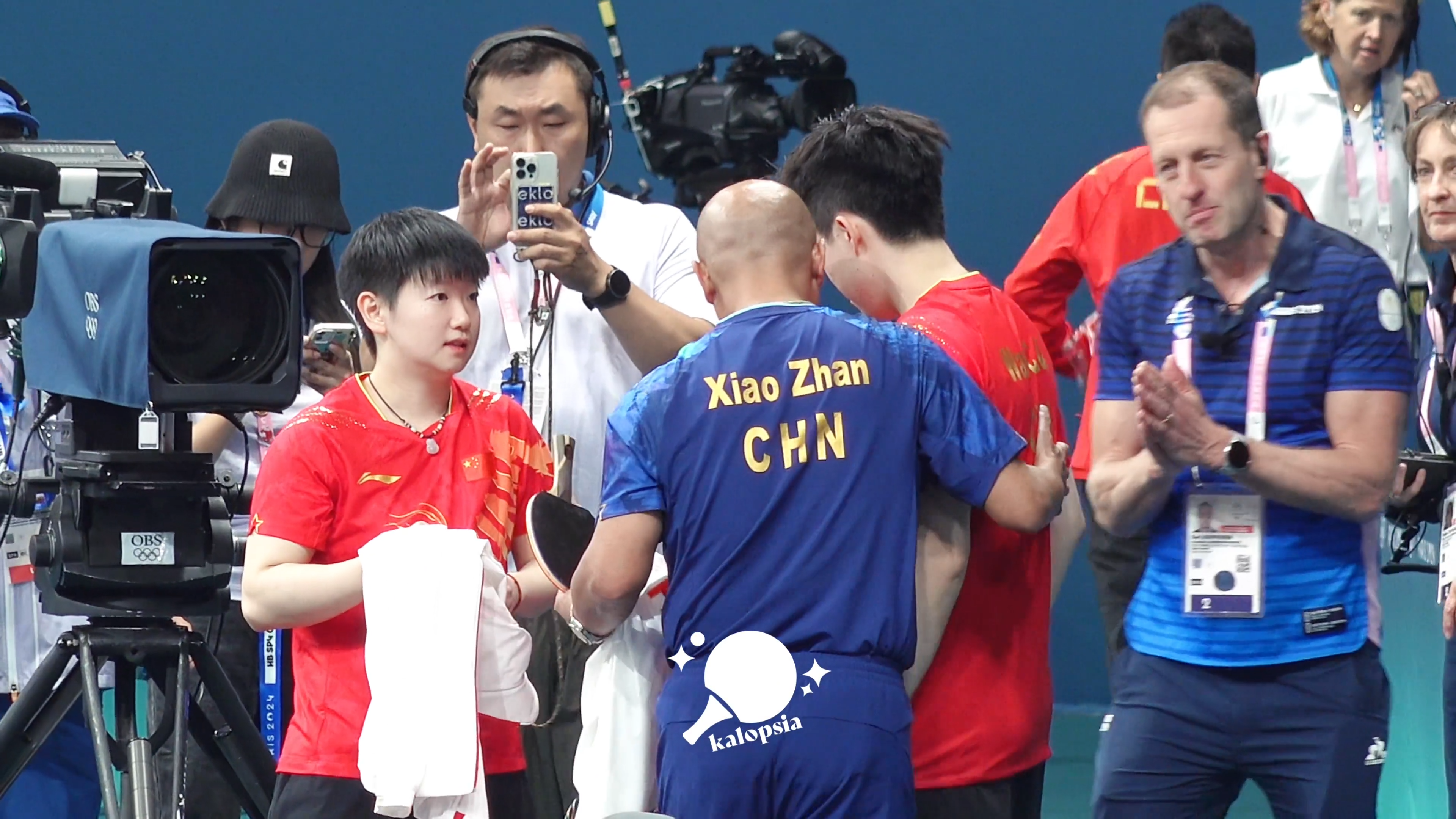 王楚欽（右2）奪下混雙金牌後，從教練口中得知球拍遭攝影師踩斷，情緒不佳。（翻攝微博＠Kalopsia__）